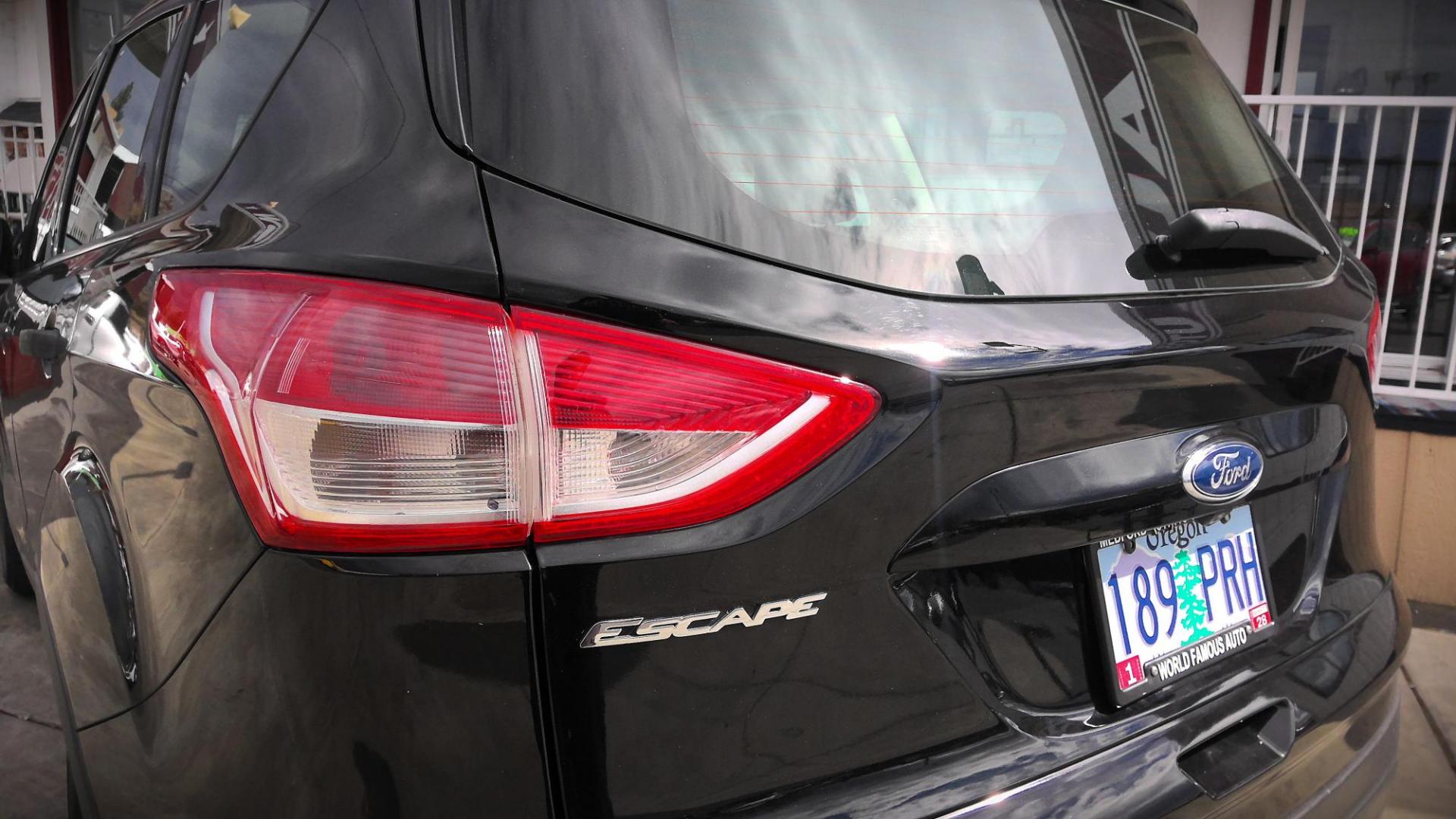 2016 BLACK Ford Escape S FWD (1FMCU0F76GU) with an 2.5L L4 DOHC 16V engine, 6-Speed Automatic transmission, located at 502 S. Riverside Avenue, Medford, OR, 97501, (541) 773-3136, 42.322803, -122.867477 - Photo#3