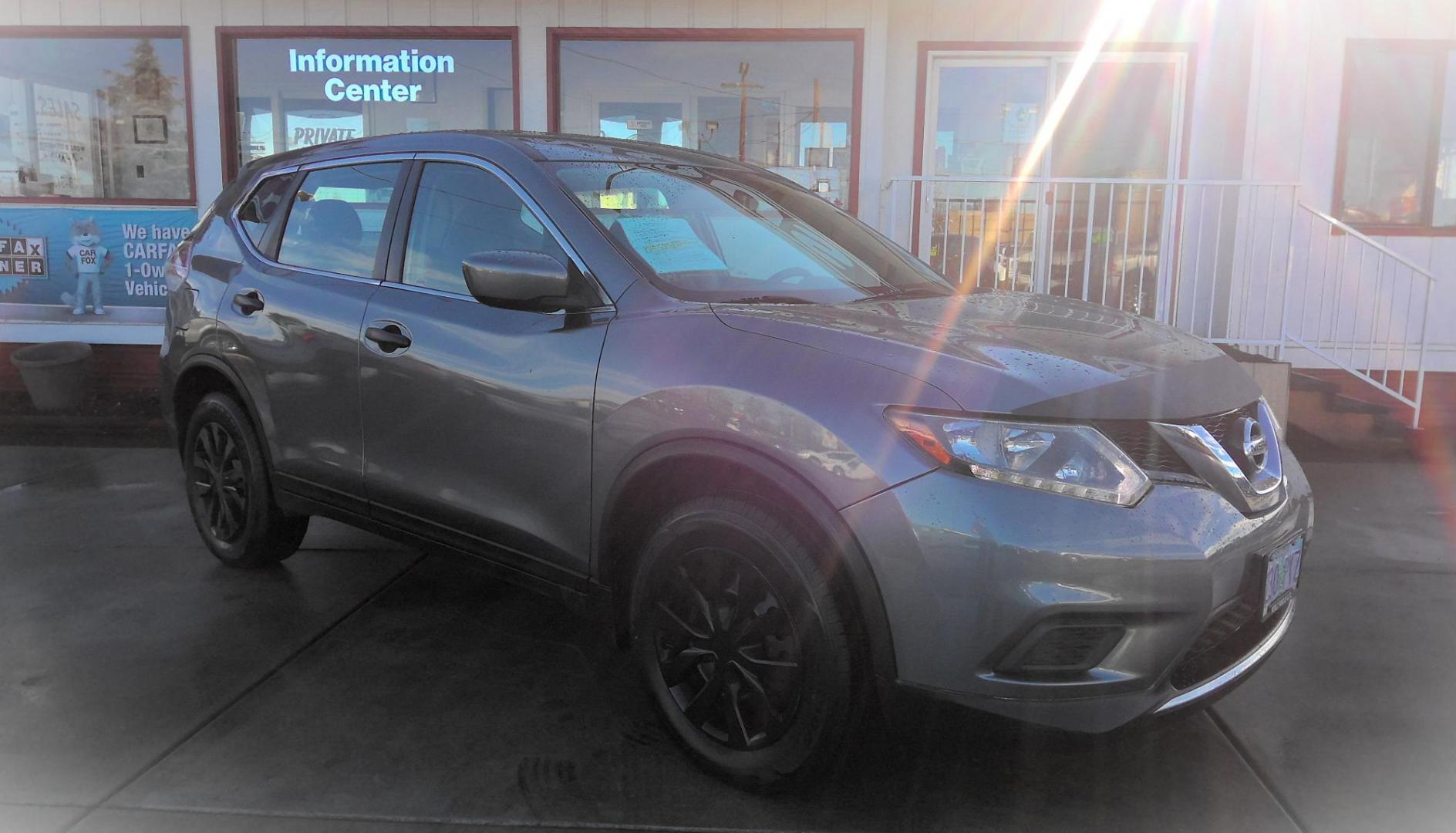 2016 GRAY Nissan Rogue SV AWD (KNMAT2MV5GP) with an 2.5L L4 DOHC 16V engine, CVT transmission, located at 502 S. Riverside Avenue, Medford, OR, 97501, (541) 773-3136, 42.322803, -122.867477 - Photo#1