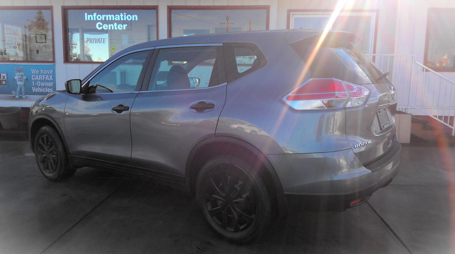 2016 GRAY Nissan Rogue SV AWD (KNMAT2MV5GP) with an 2.5L L4 DOHC 16V engine, CVT transmission, located at 502 S. Riverside Avenue, Medford, OR, 97501, (541) 773-3136, 42.322803, -122.867477 - Photo#2