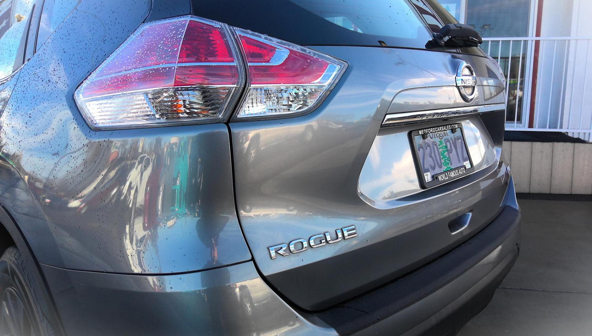 2016 GRAY Nissan Rogue SV AWD (KNMAT2MV5GP) with an 2.5L L4 DOHC 16V engine, CVT transmission, located at 502 S. Riverside Avenue, Medford, OR, 97501, (541) 773-3136, 42.322803, -122.867477 - Photo#3