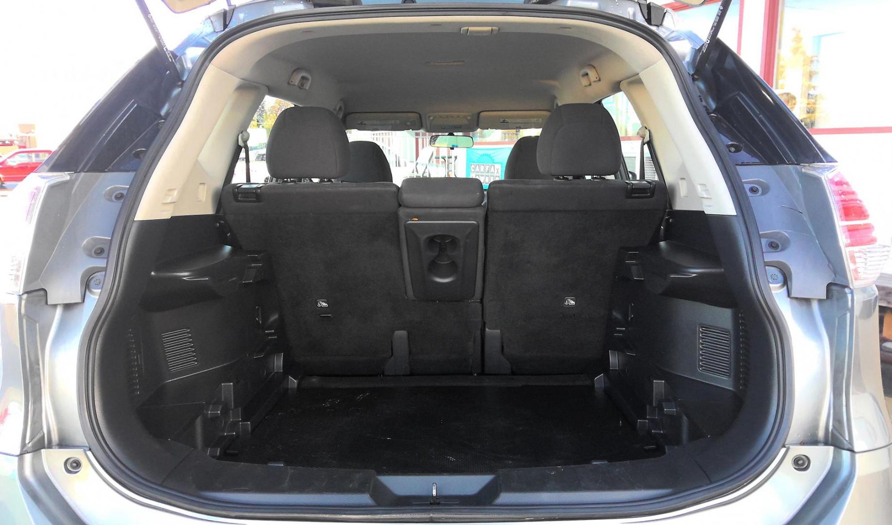 2016 GRAY Nissan Rogue SV AWD (KNMAT2MV5GP) with an 2.5L L4 DOHC 16V engine, CVT transmission, located at 502 S. Riverside Avenue, Medford, OR, 97501, (541) 773-3136, 42.322803, -122.867477 - Photo#5