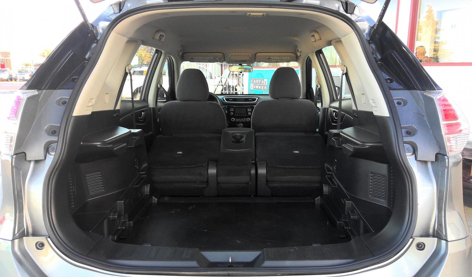 2016 GRAY Nissan Rogue SV AWD (KNMAT2MV5GP) with an 2.5L L4 DOHC 16V engine, CVT transmission, located at 502 S. Riverside Avenue, Medford, OR, 97501, (541) 773-3136, 42.322803, -122.867477 - Photo#6