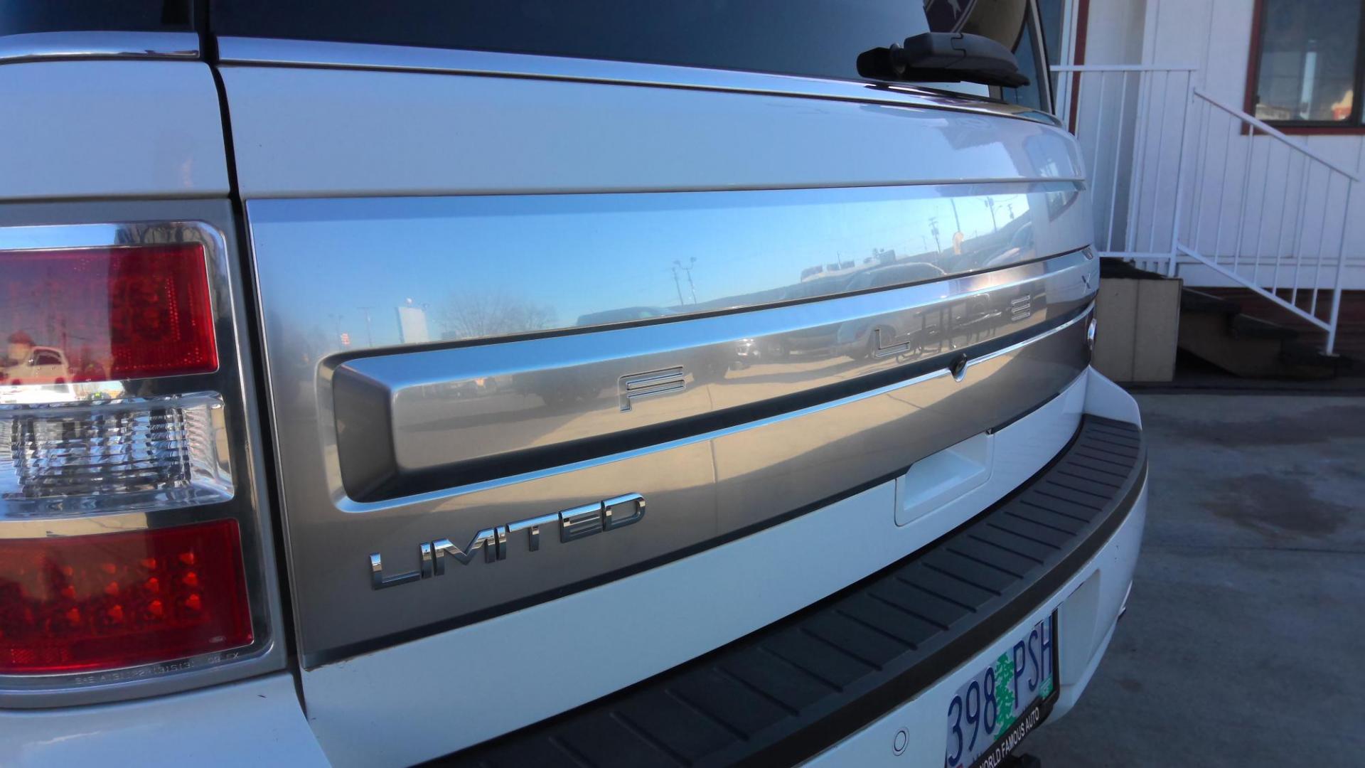 2014 WHITE Ford Flex Limited FWD (2FMGK5D89EB) with an 3.5L V6 DOHC 24V engine, 6-Speed Automatic Overdrive transmission, located at 502 S. Riverside Avenue, Medford, OR, 97501, (541) 773-3136, 42.322803, -122.867477 - Photo#3