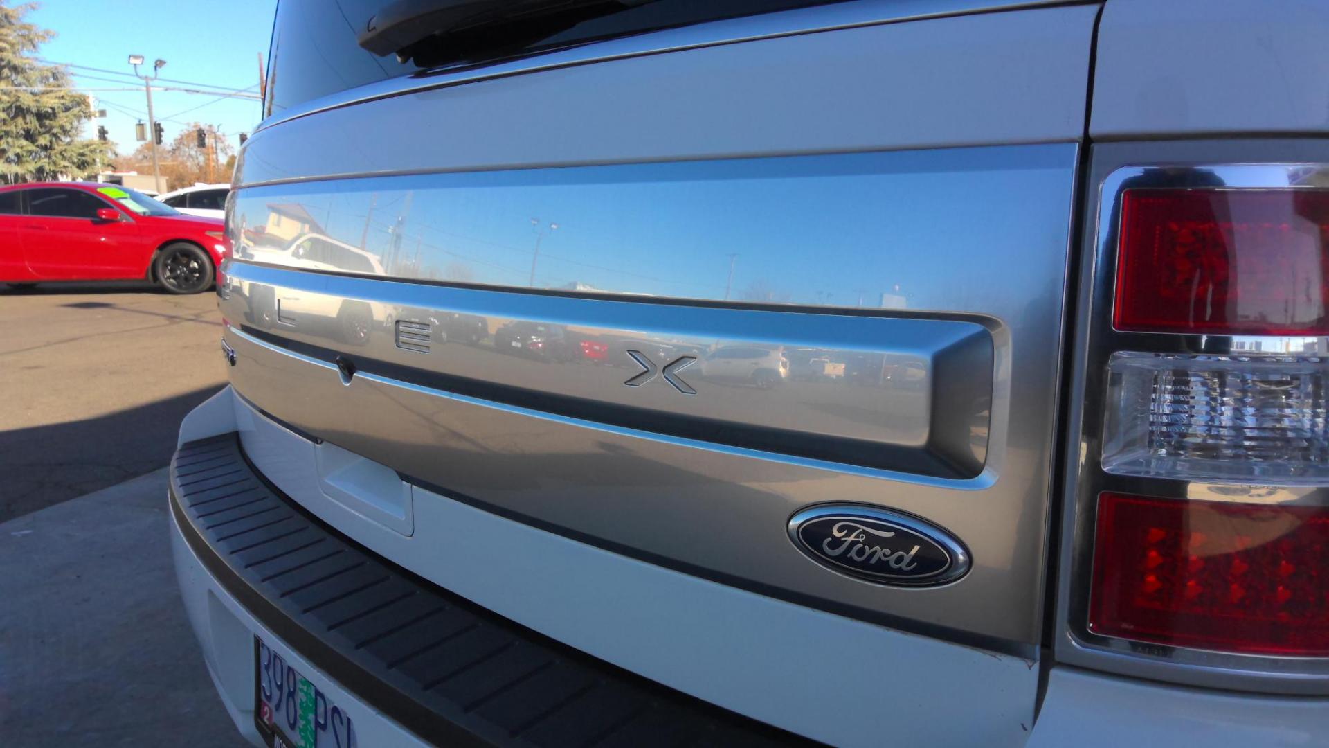 2014 WHITE Ford Flex Limited FWD (2FMGK5D89EB) with an 3.5L V6 DOHC 24V engine, 6-Speed Automatic Overdrive transmission, located at 502 S. Riverside Avenue, Medford, OR, 97501, (541) 773-3136, 42.322803, -122.867477 - Photo#4