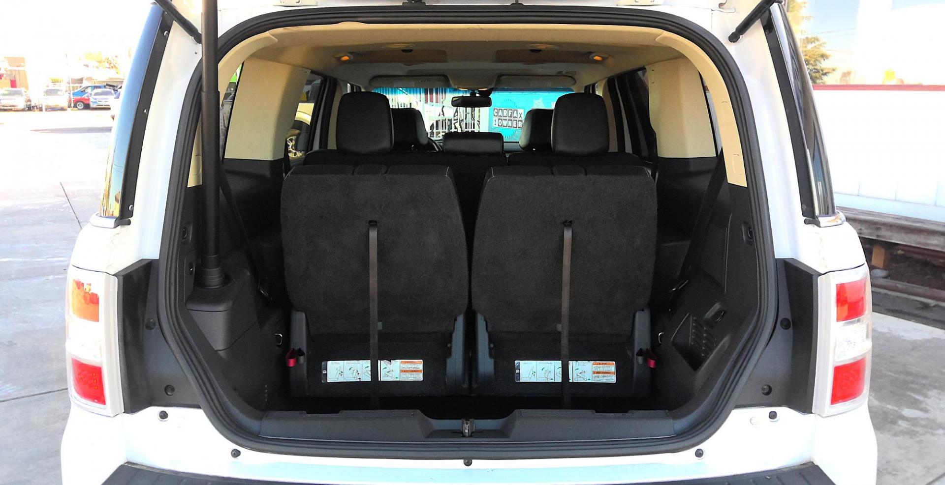 2014 WHITE Ford Flex Limited FWD (2FMGK5D89EB) with an 3.5L V6 DOHC 24V engine, 6-Speed Automatic Overdrive transmission, located at 502 S. Riverside Avenue, Medford, OR, 97501, (541) 773-3136, 42.322803, -122.867477 - Photo#5