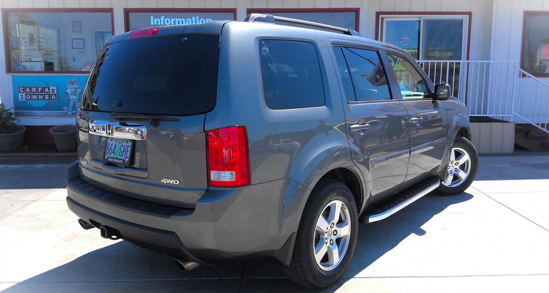 2009 GRAY Honda Pilot EX 4WD (5FNYF48429B) with an 3.5L V6 SOHC 24V engine, 5-Speed Automatic Overdrive transmission, located at 502 S. Riverside Avenue, Medford, OR, 97501, (541) 773-3136, 42.322803, -122.867477 - Photo#2