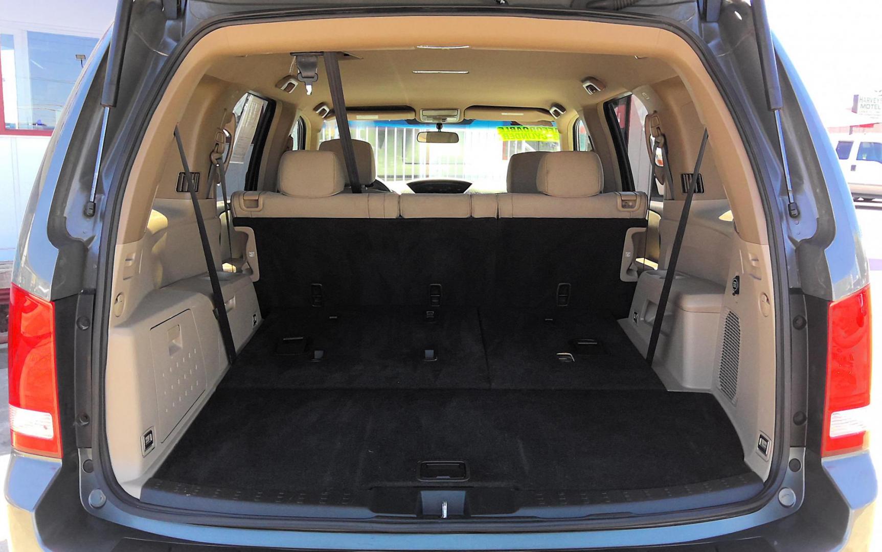 2009 GRAY Honda Pilot EX 4WD (5FNYF48429B) with an 3.5L V6 SOHC 24V engine, 5-Speed Automatic Overdrive transmission, located at 502 S. Riverside Avenue, Medford, OR, 97501, (541) 773-3136, 42.322803, -122.867477 - Photo#6