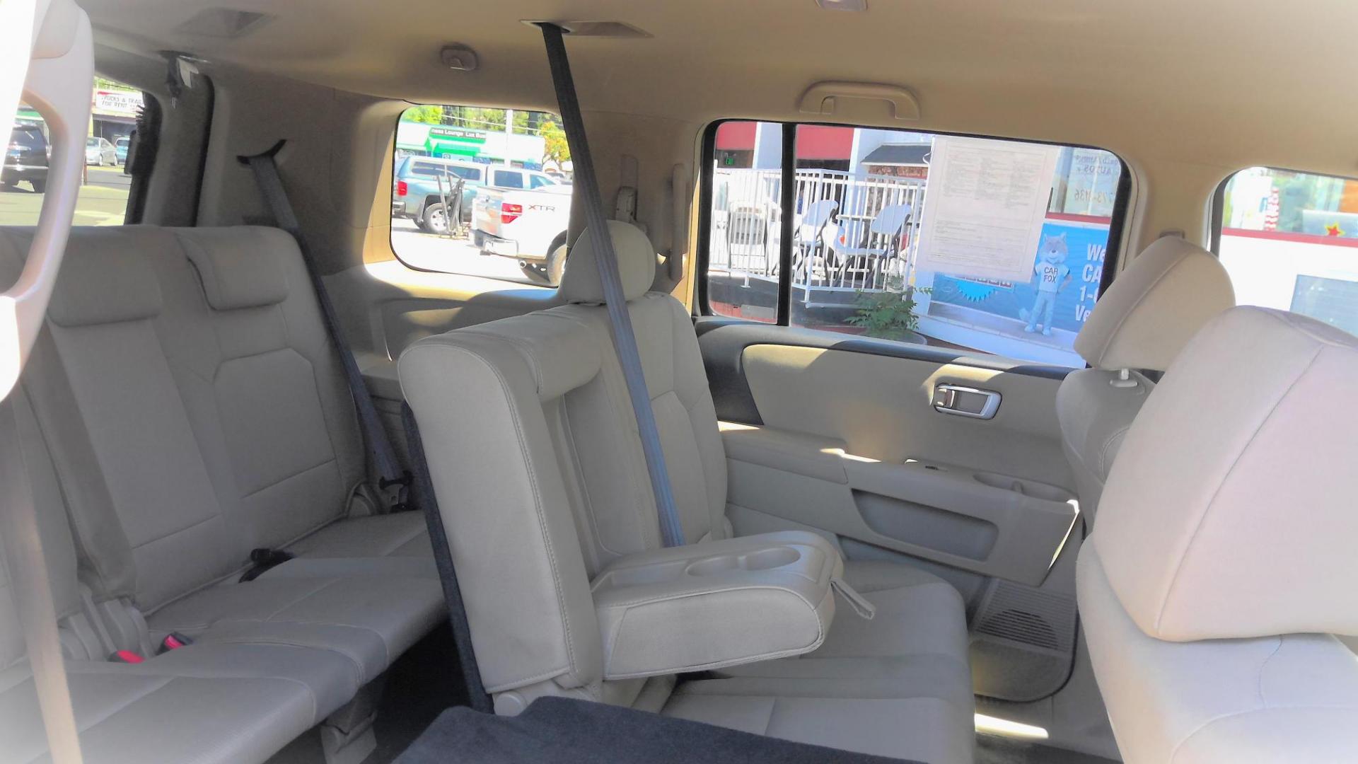 2009 GRAY Honda Pilot EX 4WD (5FNYF48429B) with an 3.5L V6 SOHC 24V engine, 5-Speed Automatic Overdrive transmission, located at 502 S. Riverside Avenue, Medford, OR, 97501, (541) 773-3136, 42.322803, -122.867477 - Photo#9