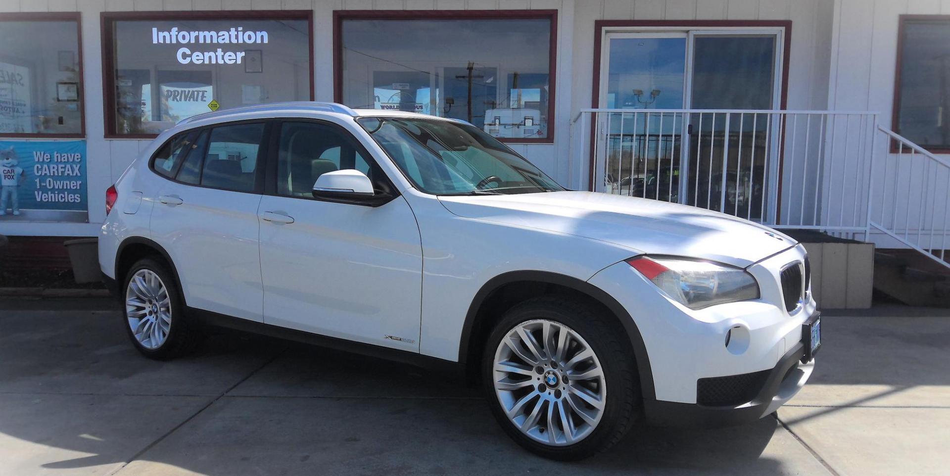 2014 WHITE BMW X1 xDrive28i (WBAVL1C59EV) with an 2.0L L4 DOHC 16V engine, 8-Speed Automatic transmission, located at 502 S. Riverside Avenue, Medford, OR, 97501, (541) 773-3136, 42.322803, -122.867477 - Photo#1