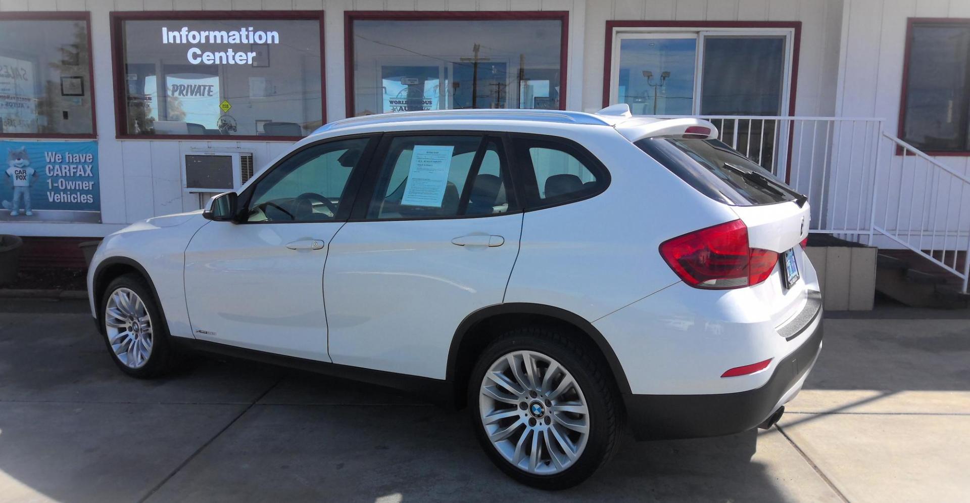 2014 WHITE BMW X1 xDrive28i (WBAVL1C59EV) with an 2.0L L4 DOHC 16V engine, 8-Speed Automatic transmission, located at 502 S. Riverside Avenue, Medford, OR, 97501, (541) 773-3136, 42.322803, -122.867477 - Photo#2
