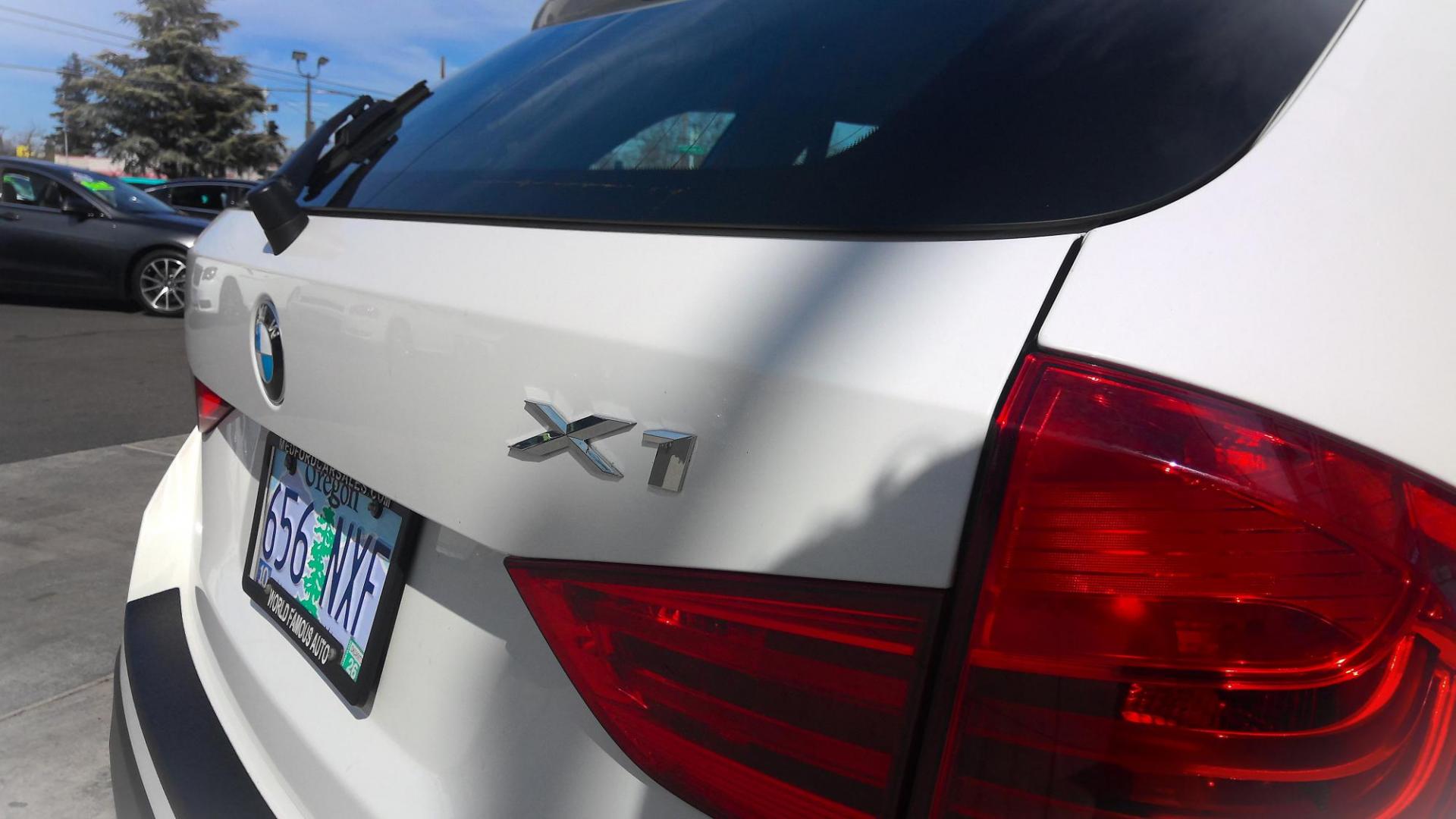 2014 WHITE BMW X1 xDrive28i (WBAVL1C59EV) with an 2.0L L4 DOHC 16V engine, 8-Speed Automatic transmission, located at 502 S. Riverside Avenue, Medford, OR, 97501, (541) 773-3136, 42.322803, -122.867477 - Photo#3