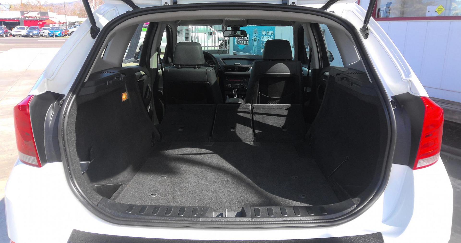 2014 WHITE BMW X1 xDrive28i (WBAVL1C59EV) with an 2.0L L4 DOHC 16V engine, 8-Speed Automatic transmission, located at 502 S. Riverside Avenue, Medford, OR, 97501, (541) 773-3136, 42.322803, -122.867477 - Photo#5