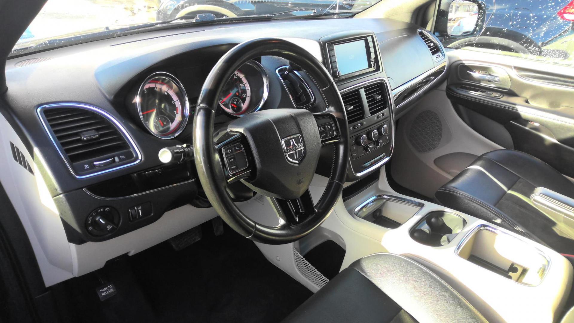 2020 BLACK Dodge Grand Caravan SXT (2C4RDGCG8LR) with an 3.6L V6 DOHC 24V engine, 6A transmission, located at 502 S. Riverside Avenue, Medford, OR, 97501, (541) 773-3136, 42.322803, -122.867477 - Photo#10