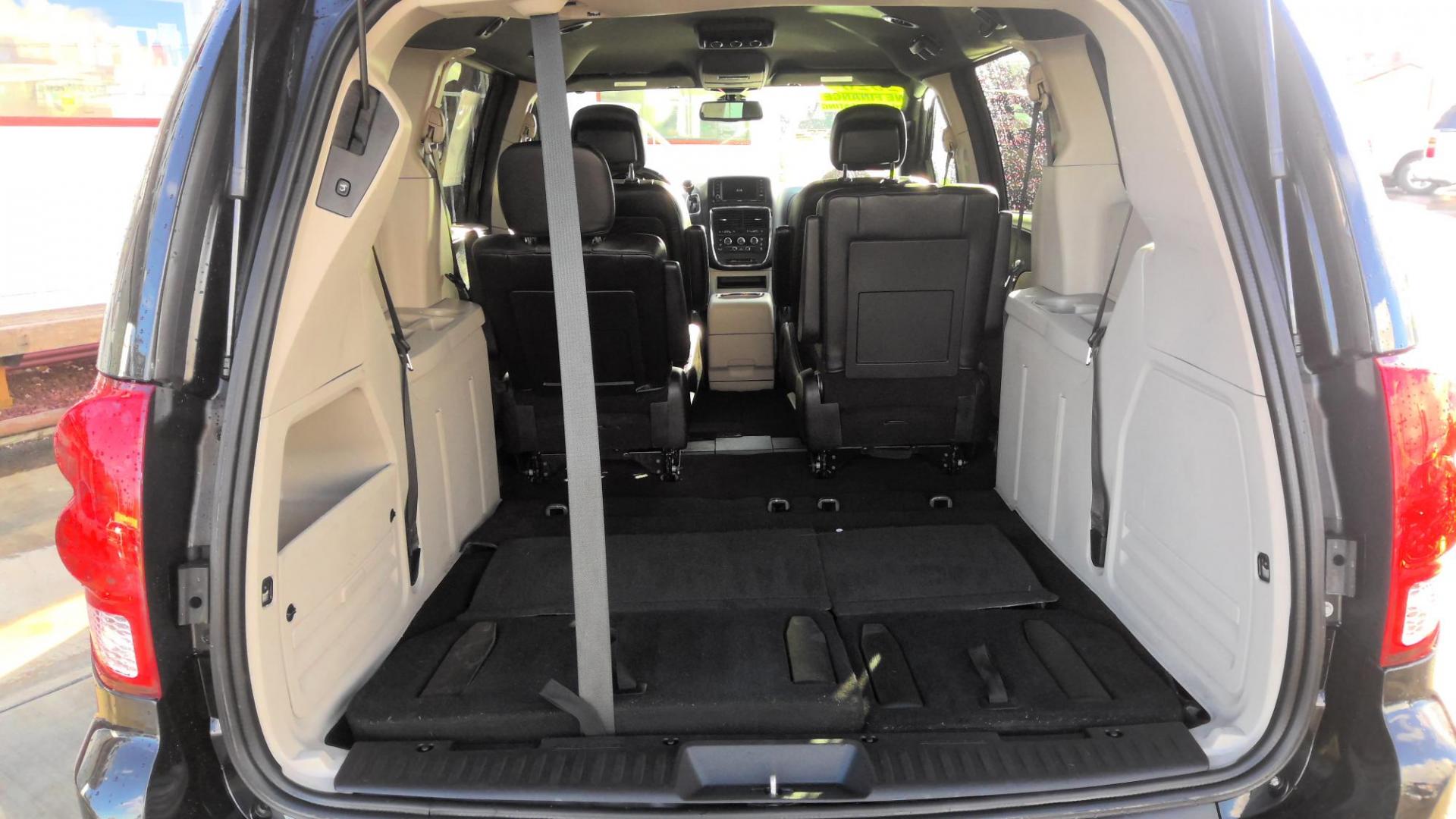 2020 BLACK Dodge Grand Caravan SXT (2C4RDGCG8LR) with an 3.6L V6 DOHC 24V engine, 6A transmission, located at 502 S. Riverside Avenue, Medford, OR, 97501, (541) 773-3136, 42.322803, -122.867477 - Photo#4