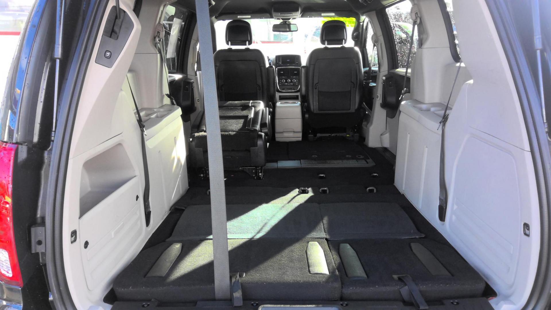 2020 BLACK Dodge Grand Caravan SXT (2C4RDGCG8LR) with an 3.6L V6 DOHC 24V engine, 6A transmission, located at 502 S. Riverside Avenue, Medford, OR, 97501, (541) 773-3136, 42.322803, -122.867477 - Photo#5