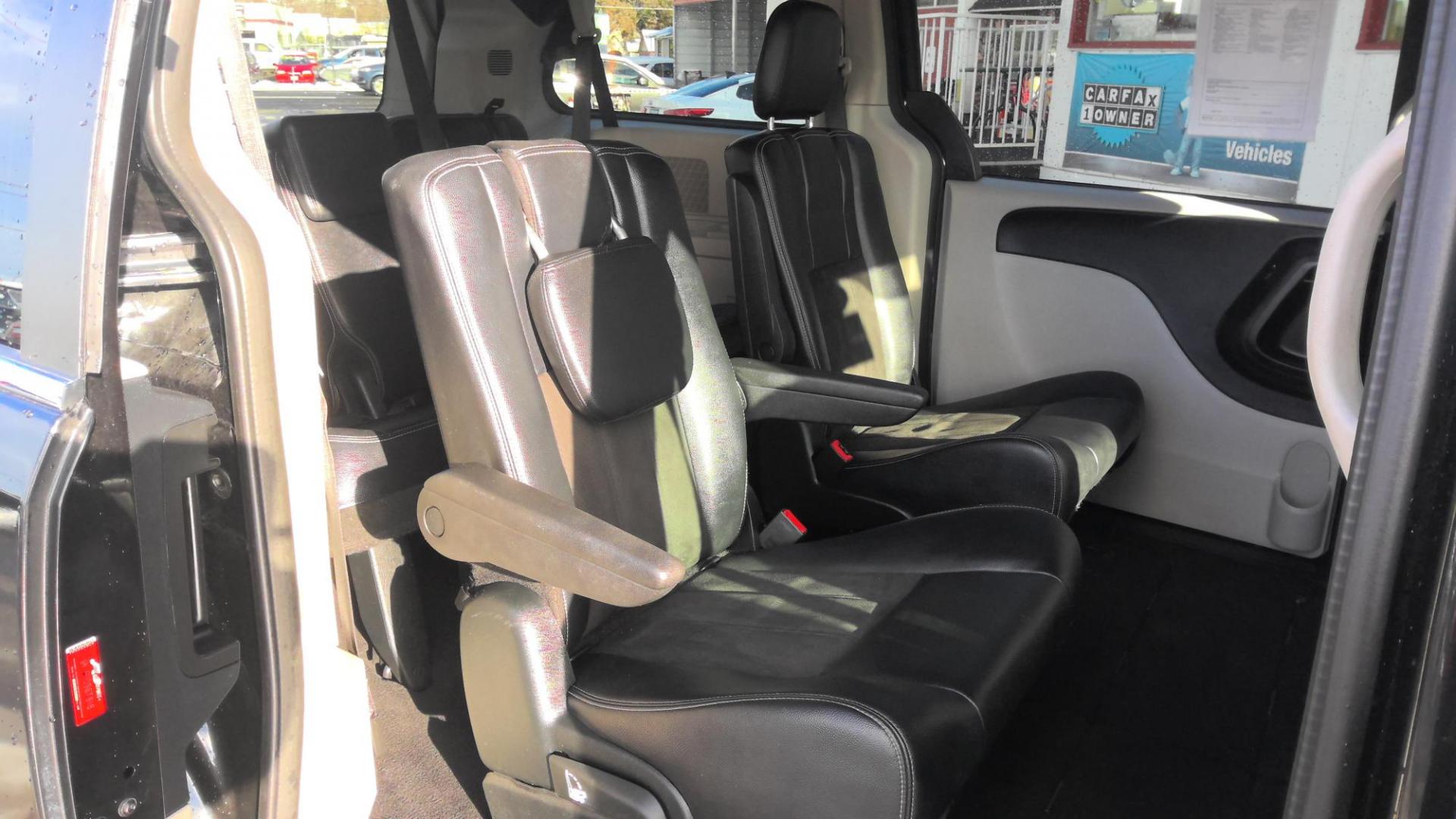 2020 BLACK Dodge Grand Caravan SXT (2C4RDGCG8LR) with an 3.6L V6 DOHC 24V engine, 6A transmission, located at 502 S. Riverside Avenue, Medford, OR, 97501, (541) 773-3136, 42.322803, -122.867477 - Photo#8