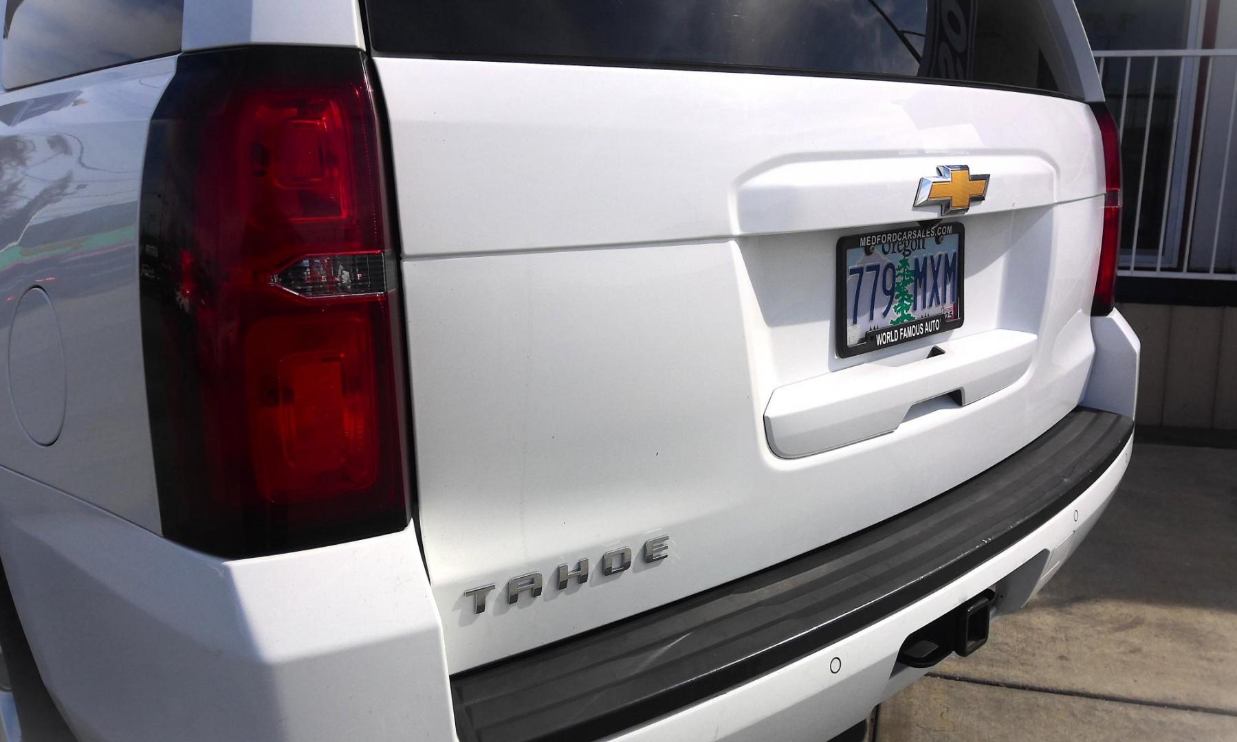 2015 WHITE Chevrolet Tahoe LT 4WD (1GNSKBKC3FR) with an 5.3L V8 OHV 16V engine, 6-Speed Automatic transmission, located at 502 S. Riverside Avenue, Medford, OR, 97501, (541) 773-3136, 42.322803, -122.867477 - Photo#3