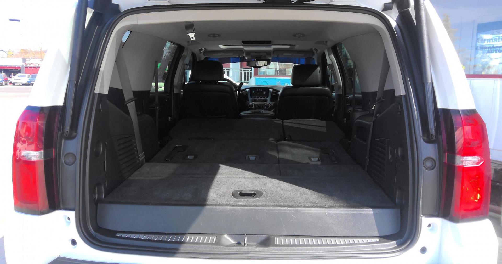 2015 WHITE Chevrolet Tahoe LT 4WD (1GNSKBKC3FR) with an 5.3L V8 OHV 16V engine, 6-Speed Automatic transmission, located at 502 S. Riverside Avenue, Medford, OR, 97501, (541) 773-3136, 42.322803, -122.867477 - Photo#6