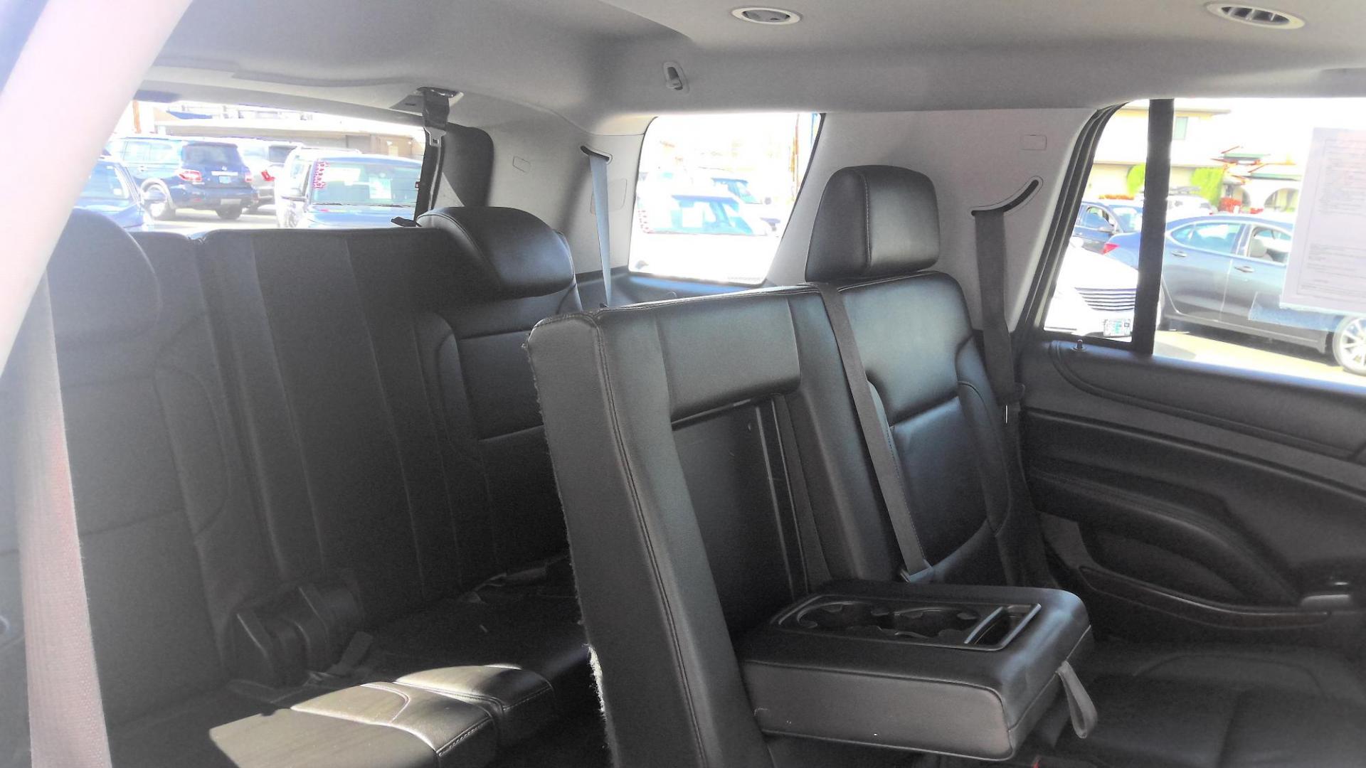 2015 WHITE Chevrolet Tahoe LT 4WD (1GNSKBKC3FR) with an 5.3L V8 OHV 16V engine, 6-Speed Automatic transmission, located at 502 S. Riverside Avenue, Medford, OR, 97501, (541) 773-3136, 42.322803, -122.867477 - Photo#7