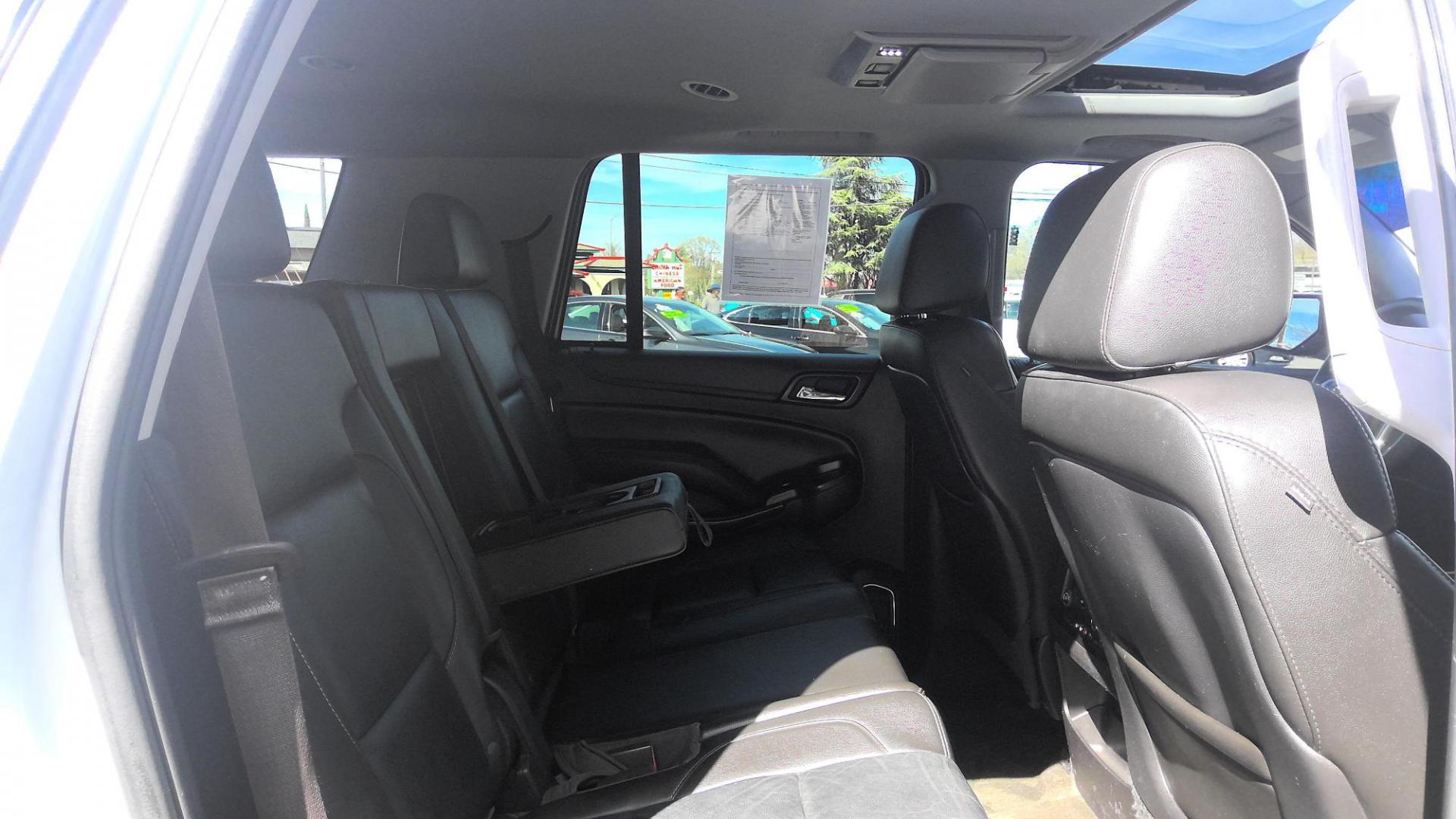 2015 WHITE Chevrolet Tahoe LT 4WD (1GNSKBKC3FR) with an 5.3L V8 OHV 16V engine, 6-Speed Automatic transmission, located at 502 S. Riverside Avenue, Medford, OR, 97501, (541) 773-3136, 42.322803, -122.867477 - Photo#8