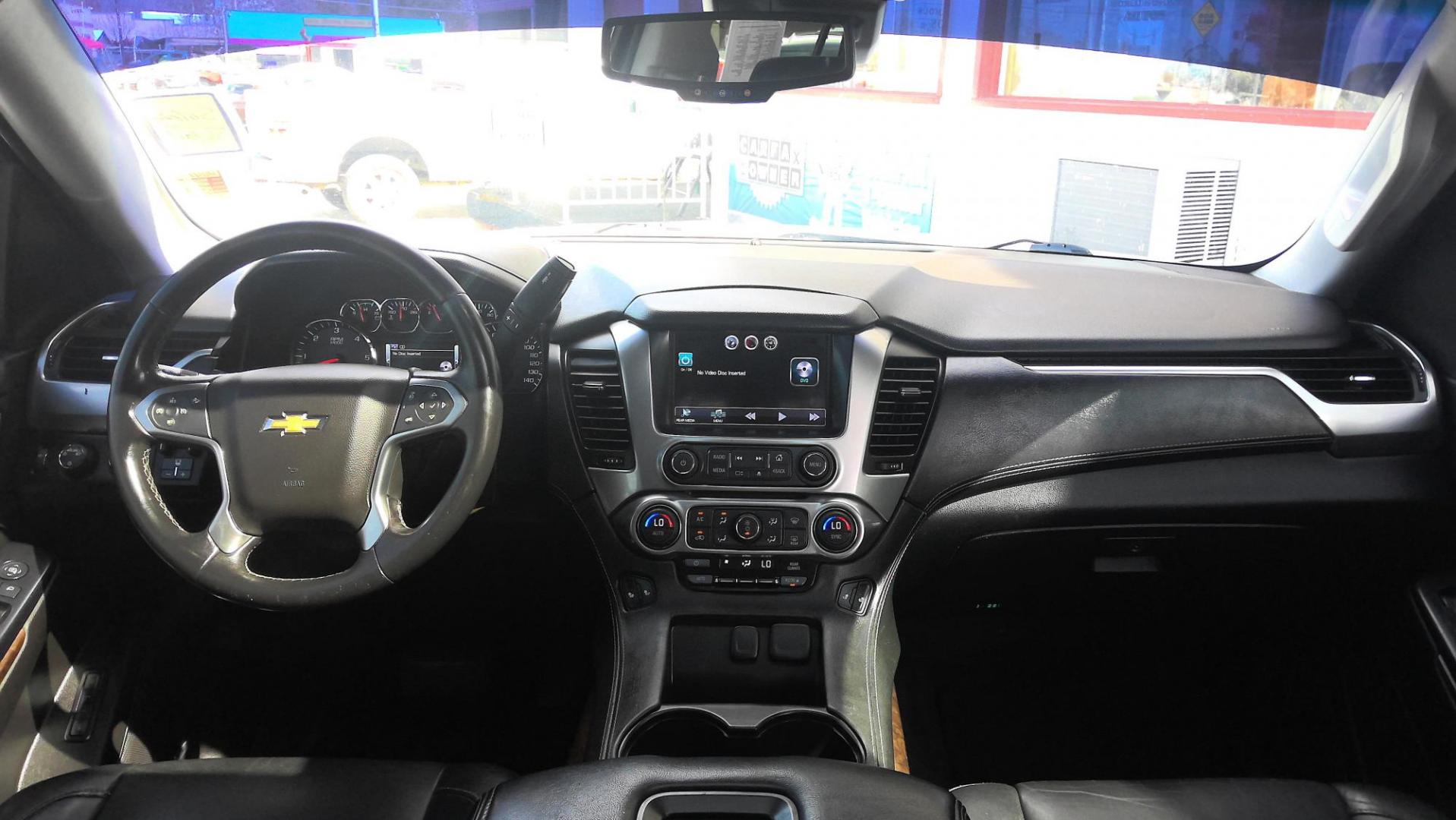 2015 WHITE Chevrolet Tahoe LT 4WD (1GNSKBKC3FR) with an 5.3L V8 OHV 16V engine, 6-Speed Automatic transmission, located at 502 S. Riverside Avenue, Medford, OR, 97501, (541) 773-3136, 42.322803, -122.867477 - Photo#11