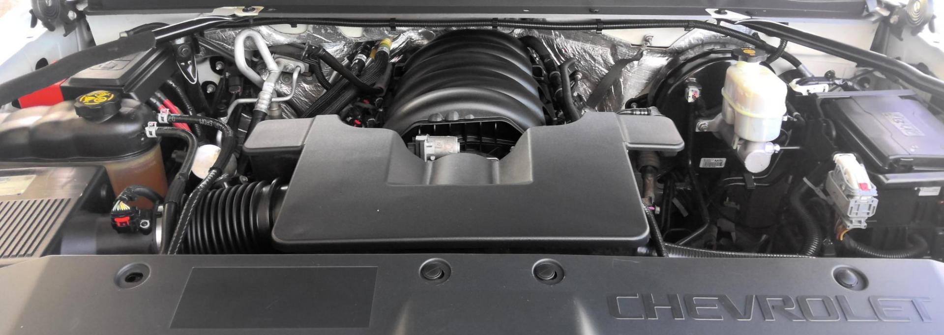 2015 WHITE Chevrolet Tahoe LT 4WD (1GNSKBKC3FR) with an 5.3L V8 OHV 16V engine, 6-Speed Automatic transmission, located at 502 S. Riverside Avenue, Medford, OR, 97501, (541) 773-3136, 42.322803, -122.867477 - Photo#13