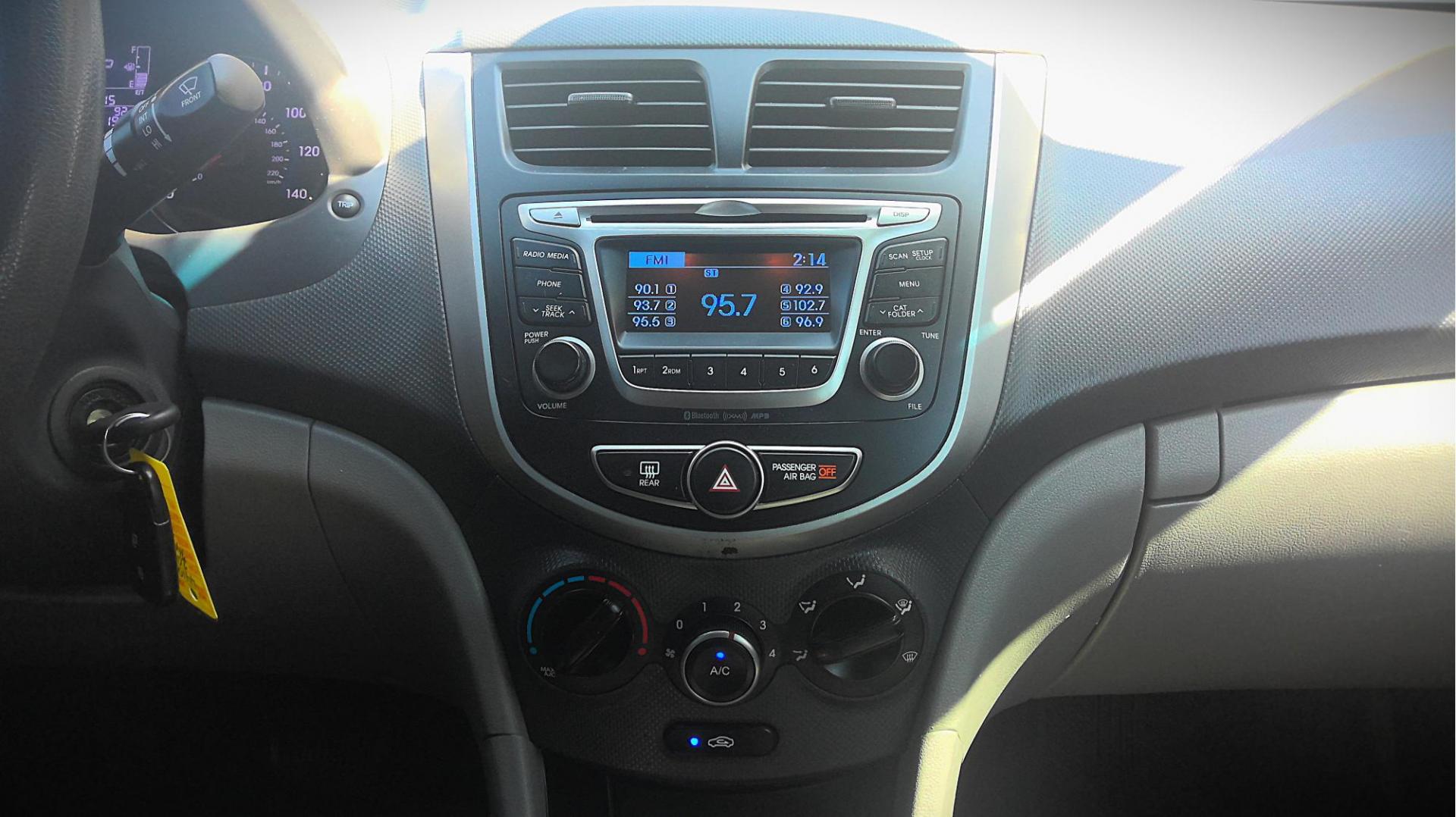 2017 WHITE Hyundai Accent SE 4-Door 6M (KMHCT4AE4HU) with an 1.6L L4 DOHC 16V engine, 6M transmission, located at 502 S. Riverside Avenue, Medford, OR, 97501, (541) 773-3136, 42.322803, -122.867477 - Photo#8