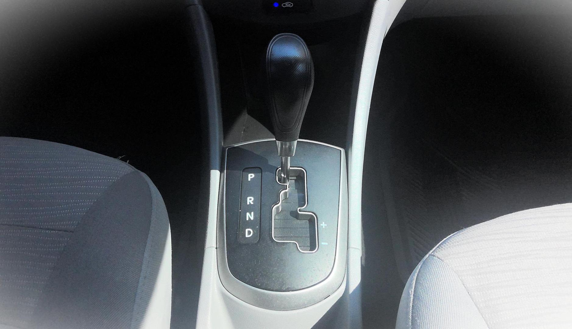 2017 WHITE Hyundai Accent SE 4-Door 6M (KMHCT4AE4HU) with an 1.6L L4 DOHC 16V engine, 6M transmission, located at 502 S. Riverside Avenue, Medford, OR, 97501, (541) 773-3136, 42.322803, -122.867477 - Photo#9