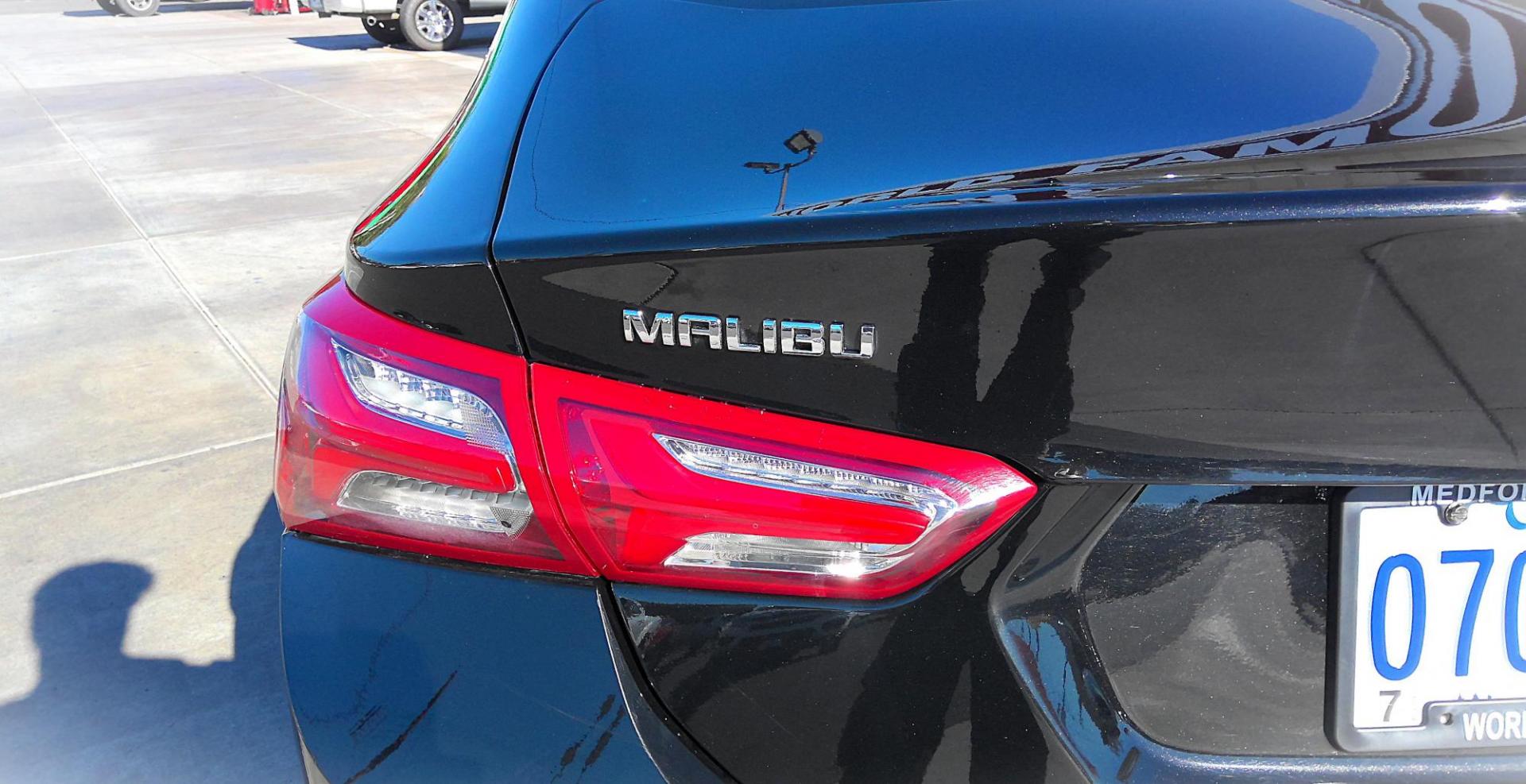 2022 BLACK Chevrolet Malibu LT (1G1ZD5ST9NF) with an 1.5L L4 DOHC 16V engine, 6A transmission, located at 502 S. Riverside Avenue, Medford, OR, 97501, (541) 773-3136, 42.322803, -122.867477 - Photo#3