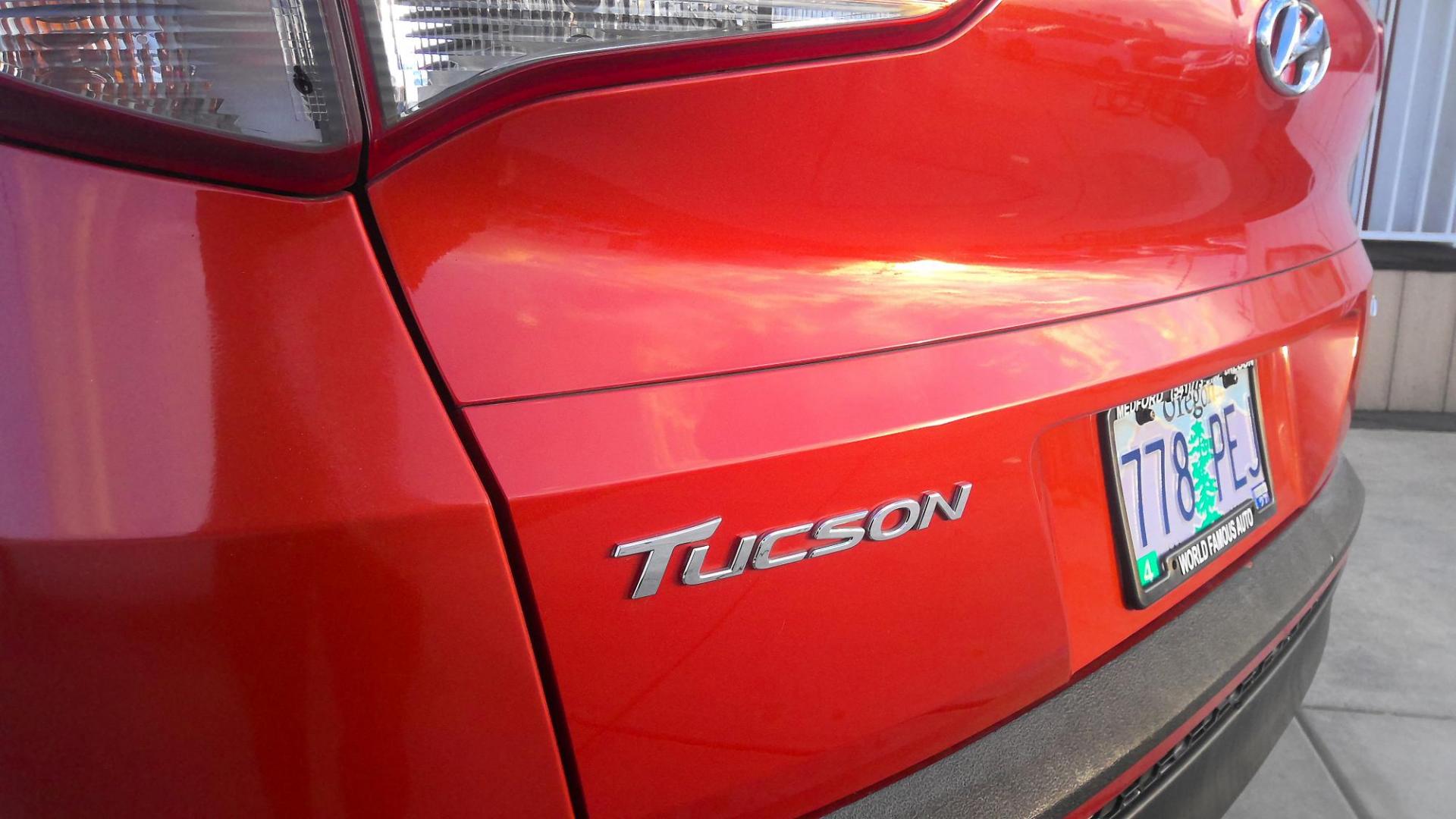 2016 COPPER Hyundai Tucson SE w/Preferred Package AWD (KM8J3CA44GU) with an 2.0L L4 DOHC 16V engine, 6A transmission, located at 502 S. Riverside Avenue, Medford, OR, 97501, (541) 773-3136, 42.322803, -122.867477 - Photo#4