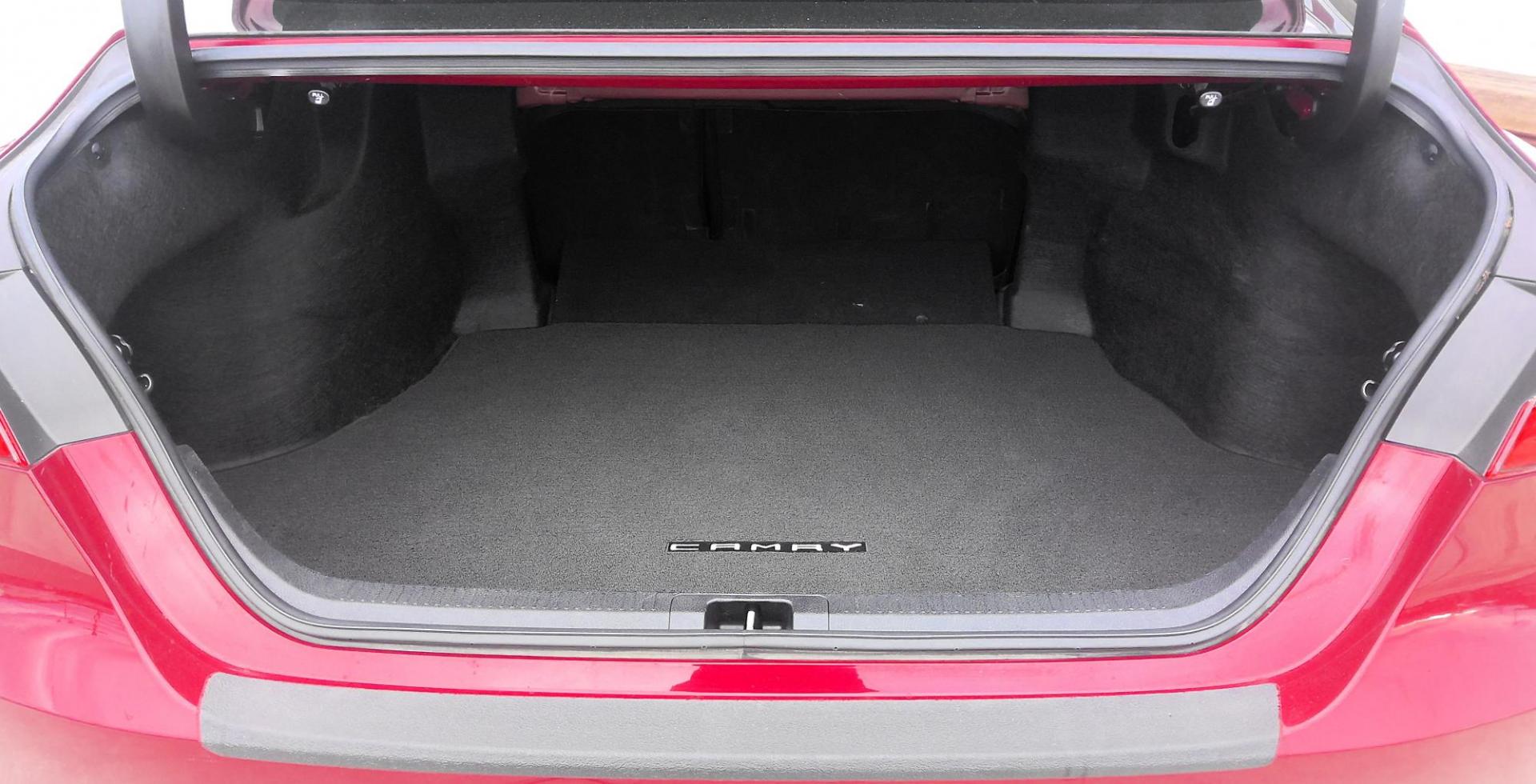 2019 RED Toyota Camry LE (4T1B11HK3KU) with an 2.5L L4 DOHC 16V engine, 8A transmission, located at 502 S. Riverside Avenue, Medford, OR, 97501, (541) 773-3136, 42.322803, -122.867477 - Photo#4