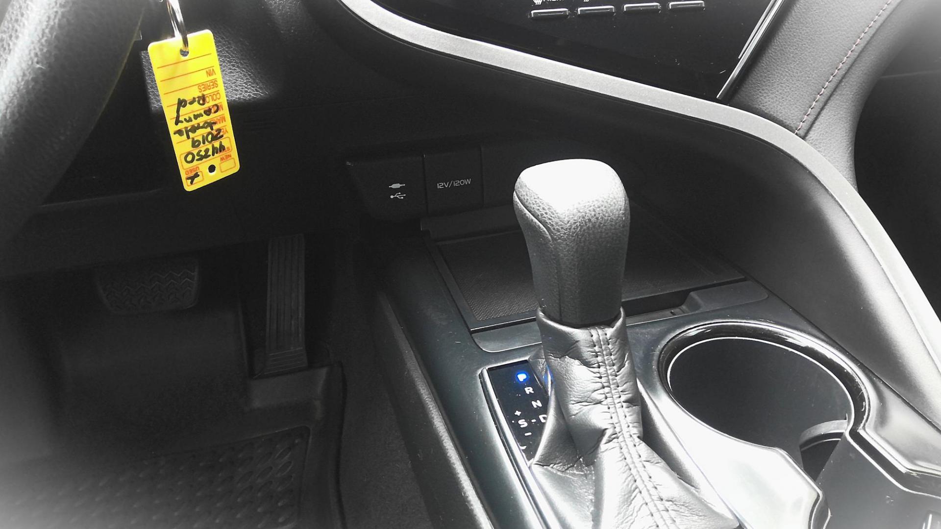 2019 RED Toyota Camry LE (4T1B11HK3KU) with an 2.5L L4 DOHC 16V engine, 8A transmission, located at 502 S. Riverside Avenue, Medford, OR, 97501, (541) 773-3136, 42.322803, -122.867477 - Photo#10