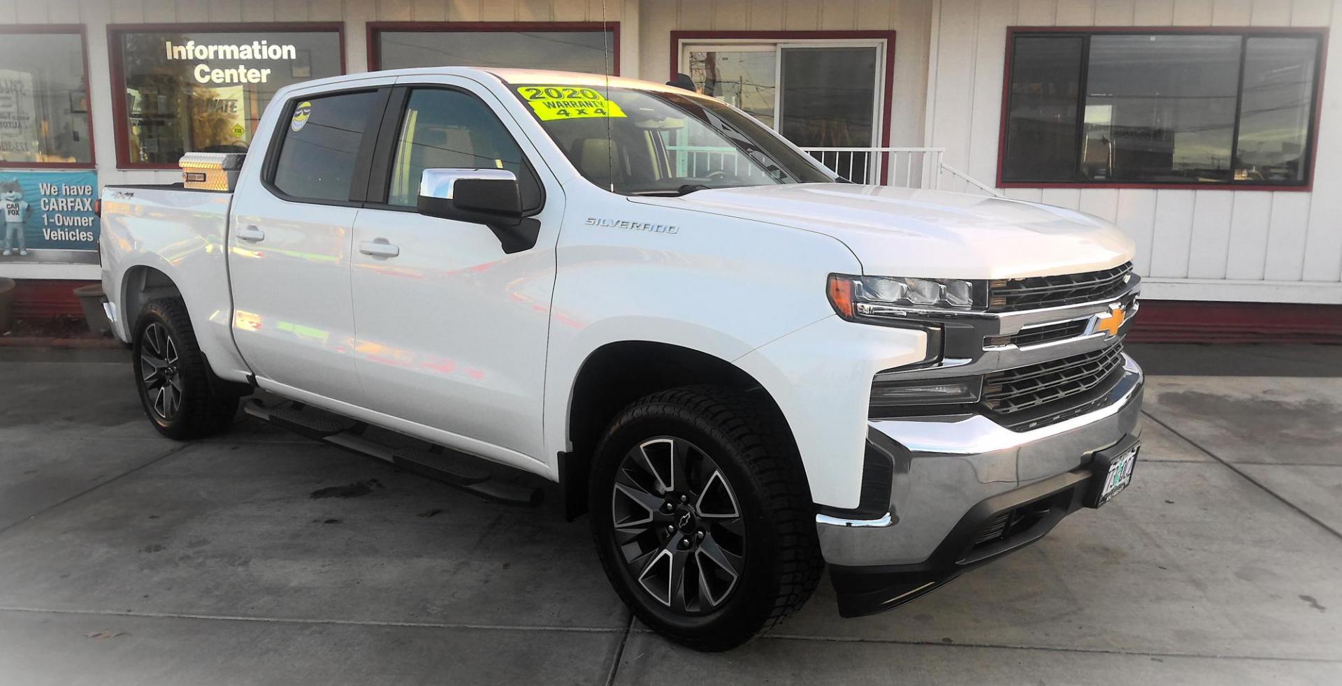 2020 WHITE Chevrolet Silverado 1500 LT Crew Cab Long Box 4WD (1GCUYDED2LZ) with an 5.3L V8 OHV 16V engine, 6A transmission, located at 502 S. Riverside Avenue, Medford, OR, 97501, (541) 773-3136, 42.322803, -122.867477 - Photo#1