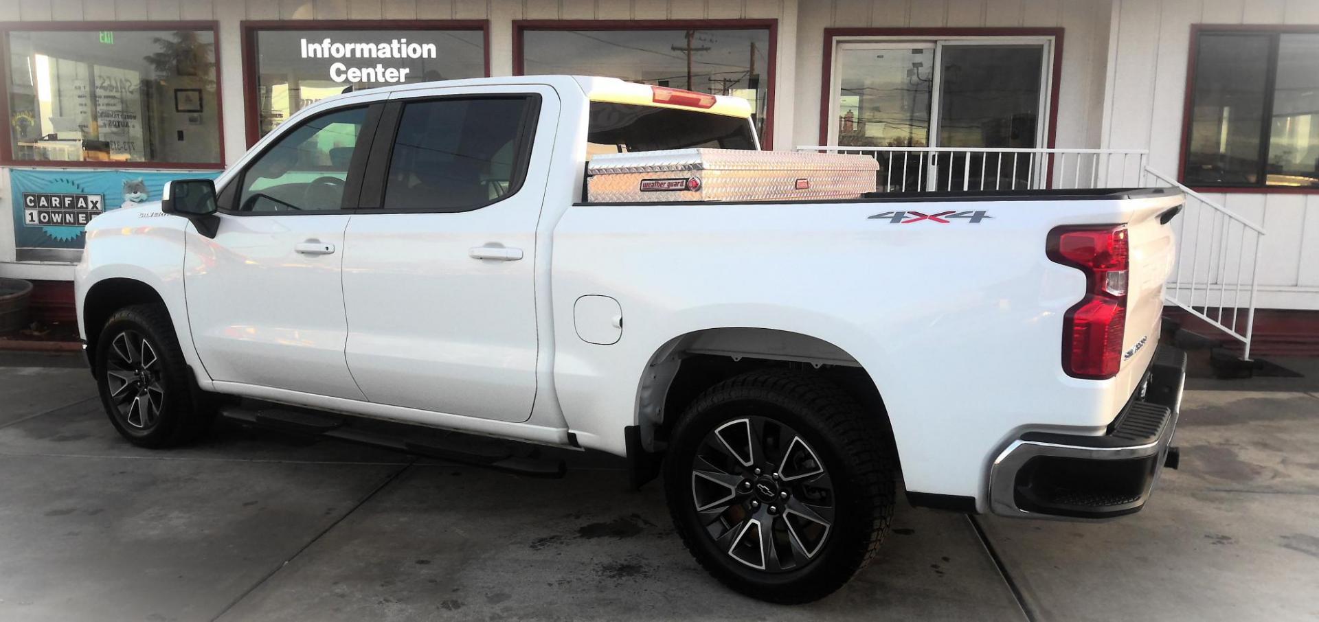 2020 WHITE Chevrolet Silverado 1500 LT Crew Cab Long Box 4WD (1GCUYDED2LZ) with an 5.3L V8 OHV 16V engine, 6A transmission, located at 502 S. Riverside Avenue, Medford, OR, 97501, (541) 773-3136, 42.322803, -122.867477 - Photo#2