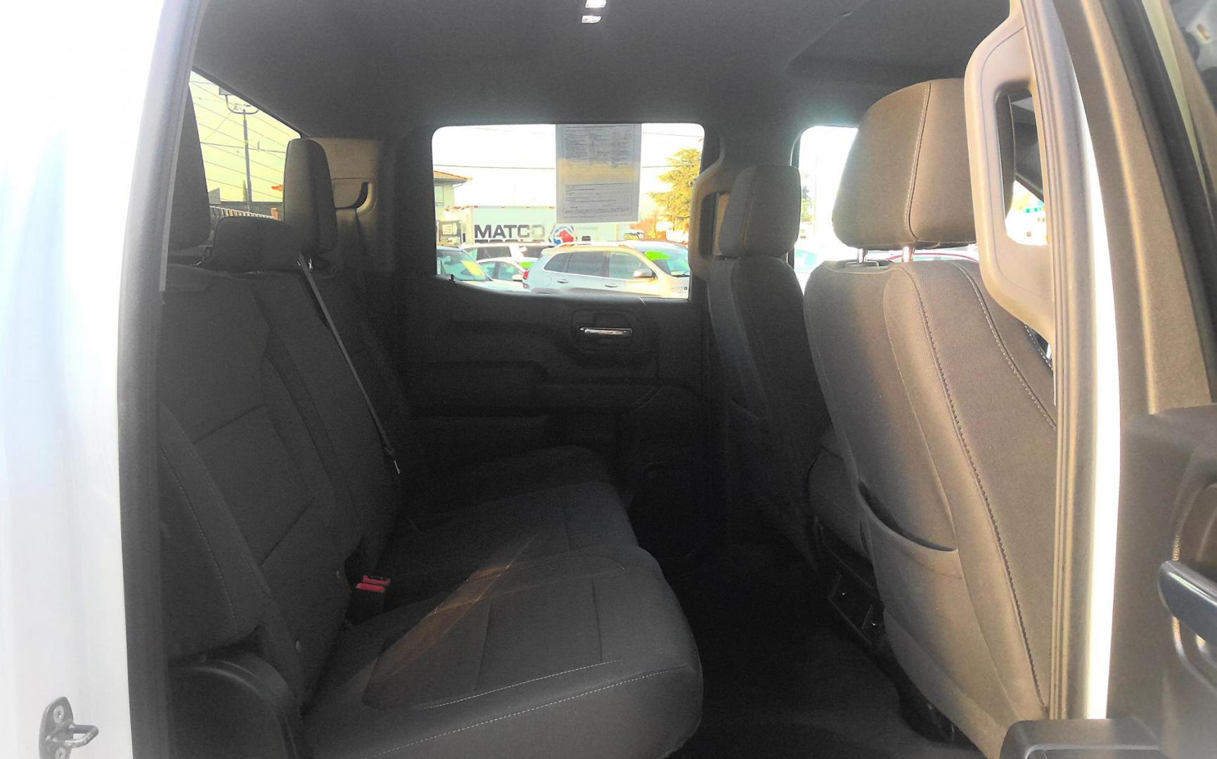 2020 WHITE Chevrolet Silverado 1500 LT Crew Cab Long Box 4WD (1GCUYDED2LZ) with an 5.3L V8 OHV 16V engine, 6A transmission, located at 502 S. Riverside Avenue, Medford, OR, 97501, (541) 773-3136, 42.322803, -122.867477 - Photo#5