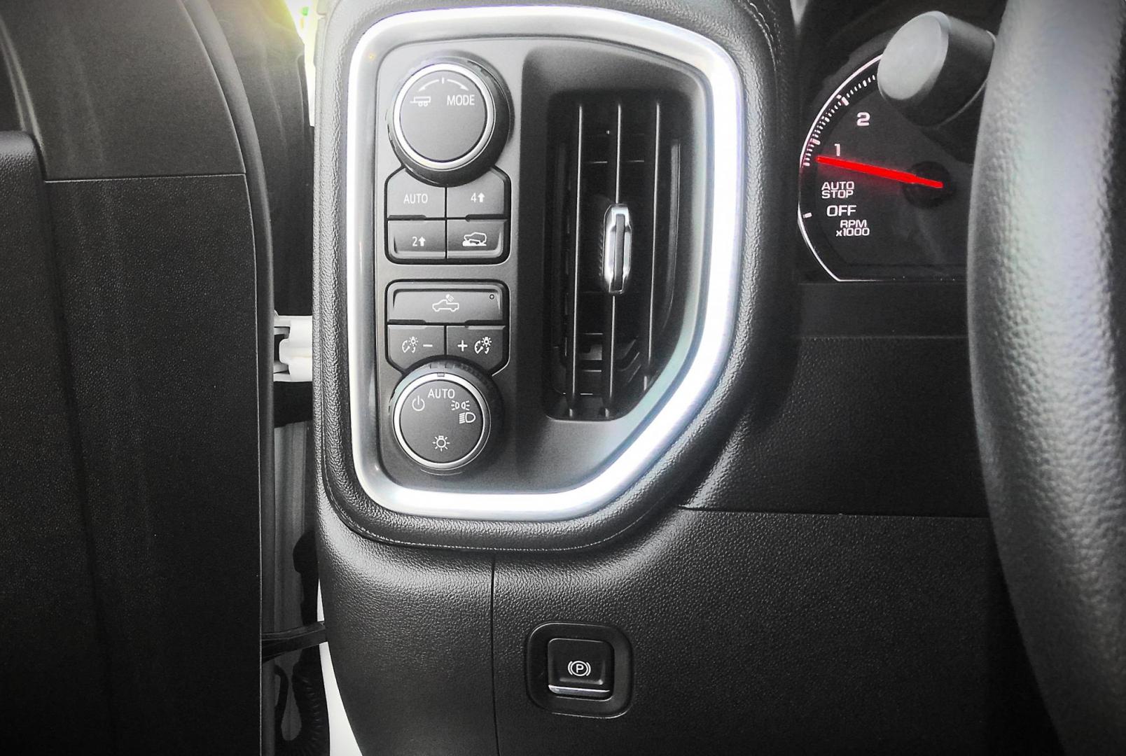 2020 WHITE Chevrolet Silverado 1500 LT Crew Cab Long Box 4WD (1GCUYDED2LZ) with an 5.3L V8 OHV 16V engine, 6A transmission, located at 502 S. Riverside Avenue, Medford, OR, 97501, (541) 773-3136, 42.322803, -122.867477 - Photo#8