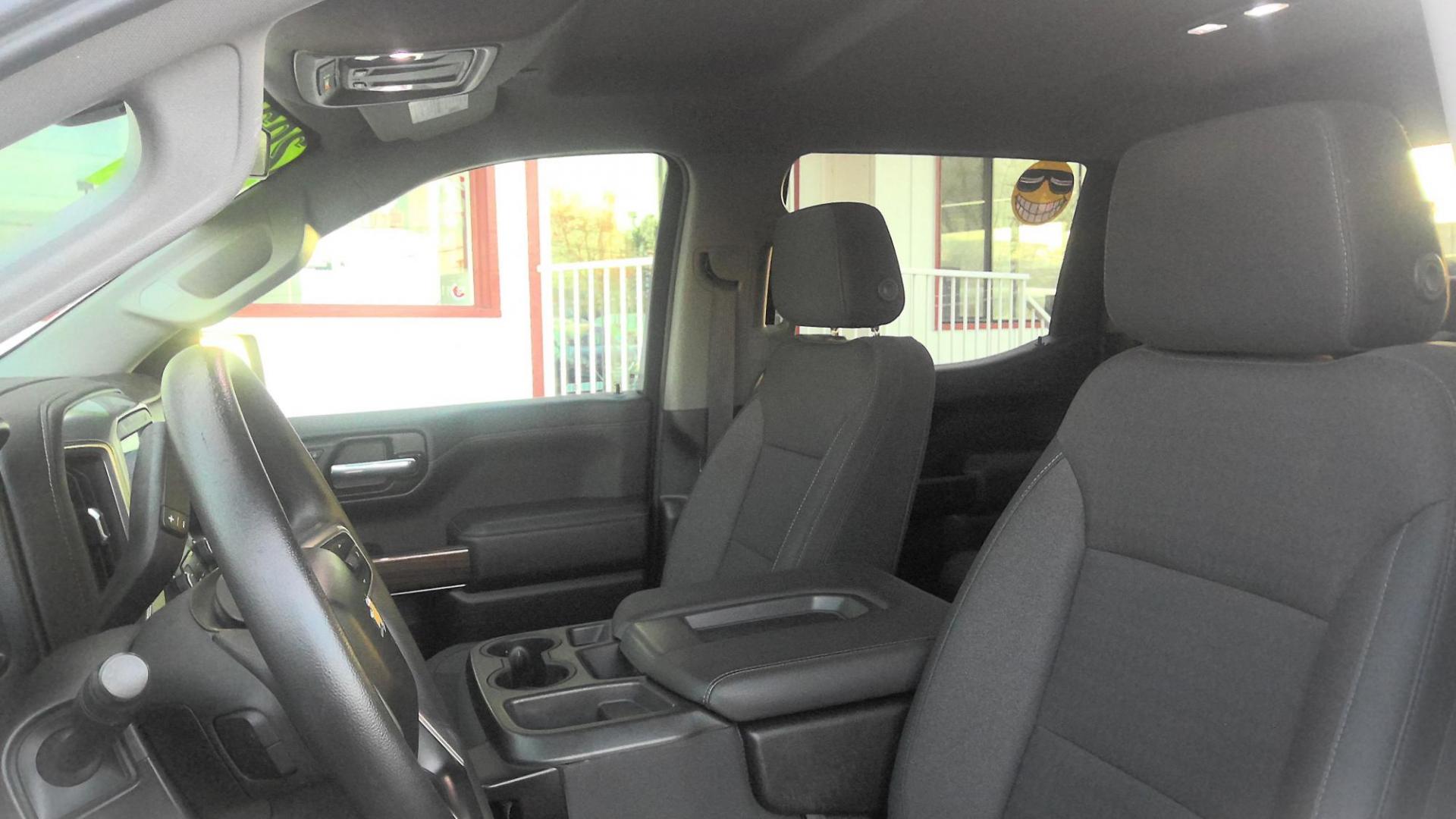 2020 WHITE Chevrolet Silverado 1500 LT Crew Cab Long Box 4WD (1GCUYDED2LZ) with an 5.3L V8 OHV 16V engine, 6A transmission, located at 502 S. Riverside Avenue, Medford, OR, 97501, (541) 773-3136, 42.322803, -122.867477 - Photo#10