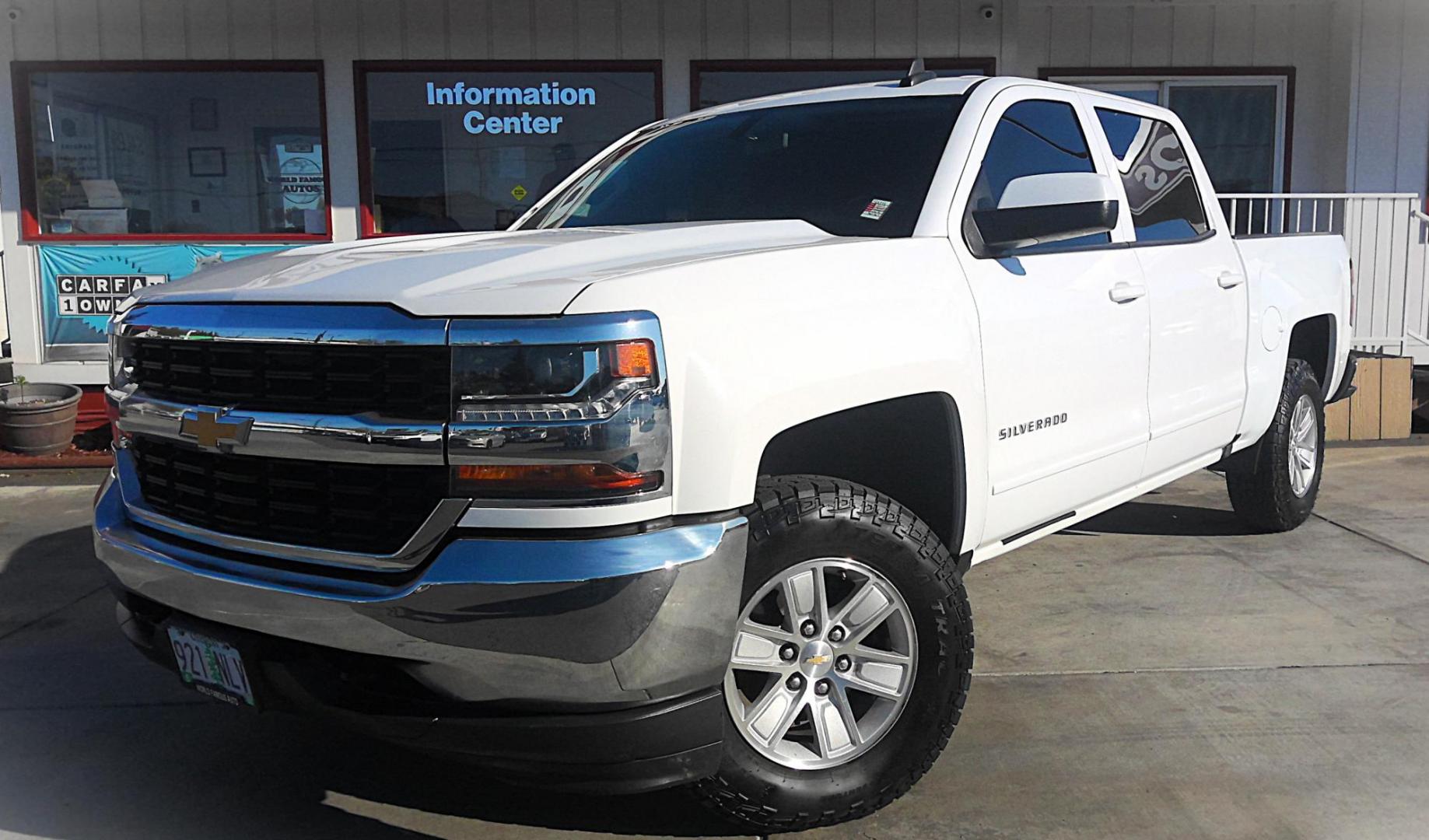 2017 WHITE Chevrolet Silverado 1500 LT Crew Cab 4WD (3GCUKREC8HG) with an 5.3L V8 OHV 16V engine, 6A transmission, located at 502 S. Riverside Avenue, Medford, OR, 97501, (541) 773-3136, 42.322803, -122.867477 - Photo#1