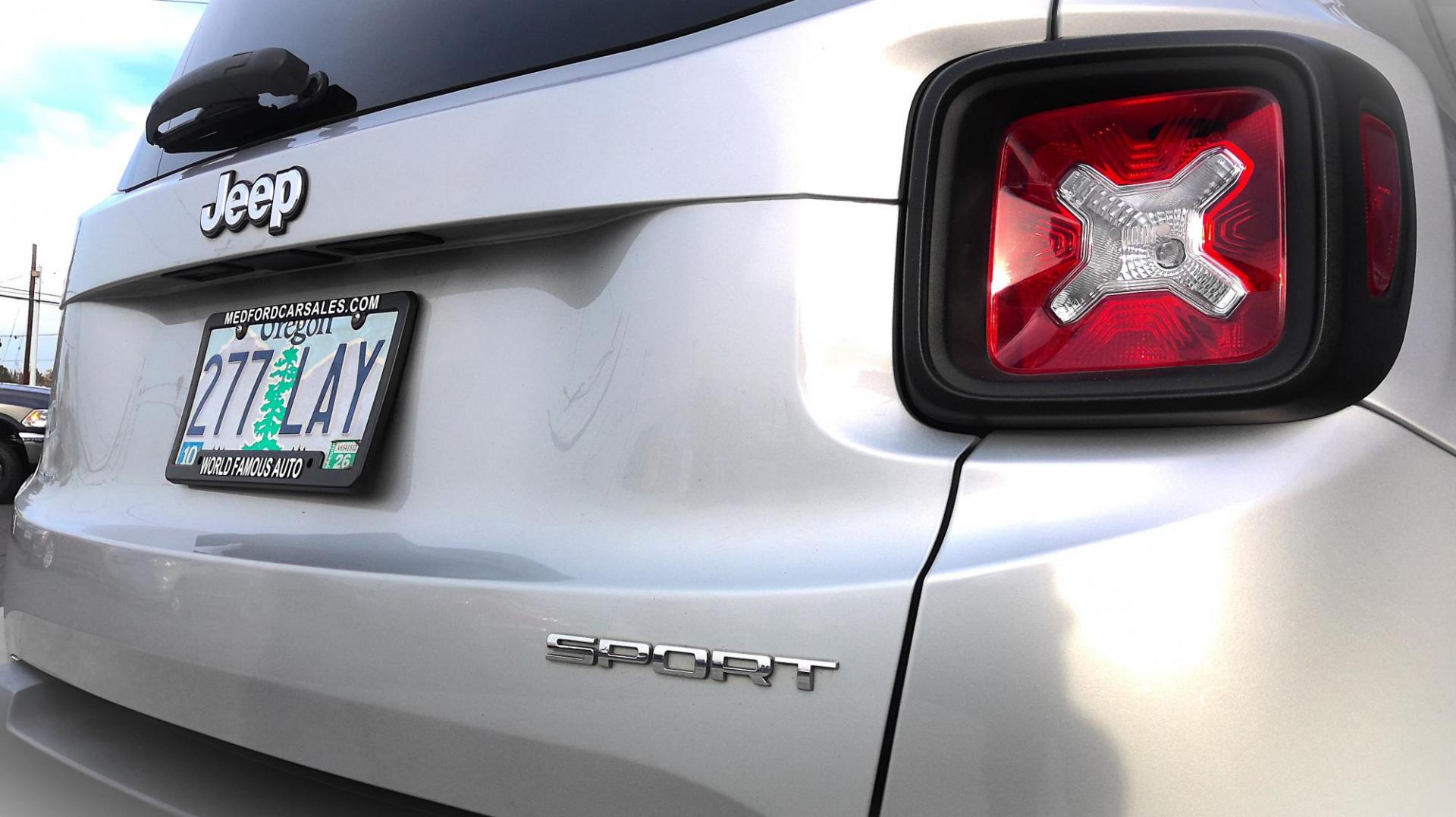 2016 SILVER Jeep Renegade Sport FWD (ZACCJAAW8GP) with an 1.4L L4 DOHC 16V TURBO engine, 6M transmission, located at 502 S. Riverside Avenue, Medford, OR, 97501, (541) 773-3136, 42.322803, -122.867477 - Photo#3