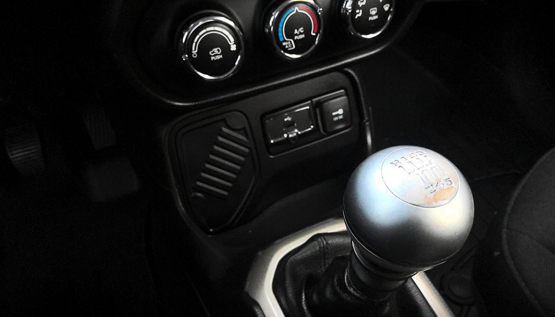 2016 SILVER Jeep Renegade Sport FWD (ZACCJAAW8GP) with an 1.4L L4 DOHC 16V TURBO engine, 6M transmission, located at 502 S. Riverside Avenue, Medford, OR, 97501, (541) 773-3136, 42.322803, -122.867477 - Photo#8