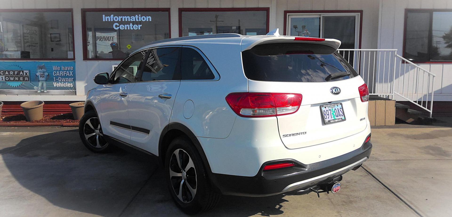 2016 WHITE Kia Sorento EX V6 2WD (5XYPH4A58GG) with an 3.3L V6 DOHC 24V engine, 6-Speed Automatic transmission, located at 502 S. Riverside Avenue, Medford, OR, 97501, (541) 773-3136, 42.322803, -122.867477 - Photo#2