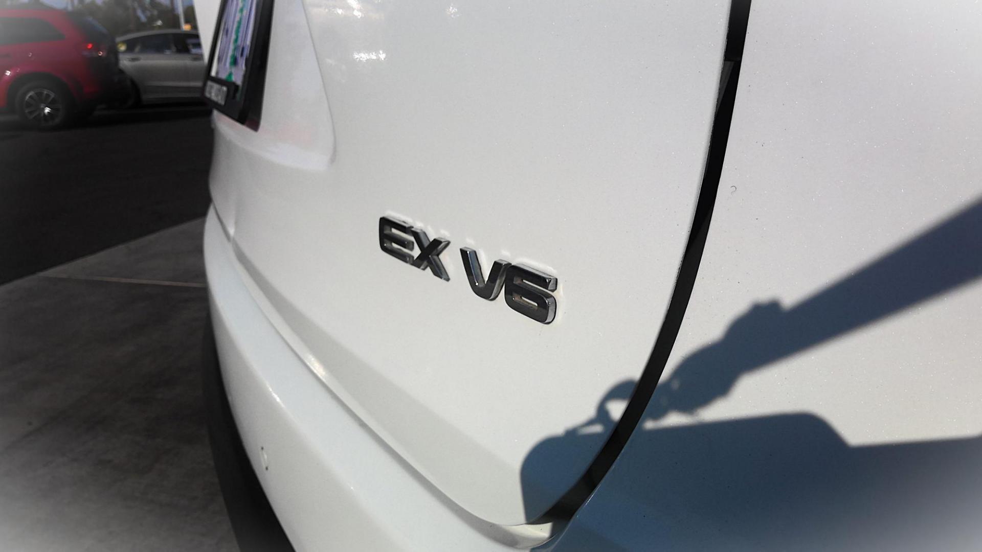 2016 WHITE Kia Sorento EX V6 2WD (5XYPH4A58GG) with an 3.3L V6 DOHC 24V engine, 6-Speed Automatic transmission, located at 502 S. Riverside Avenue, Medford, OR, 97501, (541) 773-3136, 42.322803, -122.867477 - Photo#4