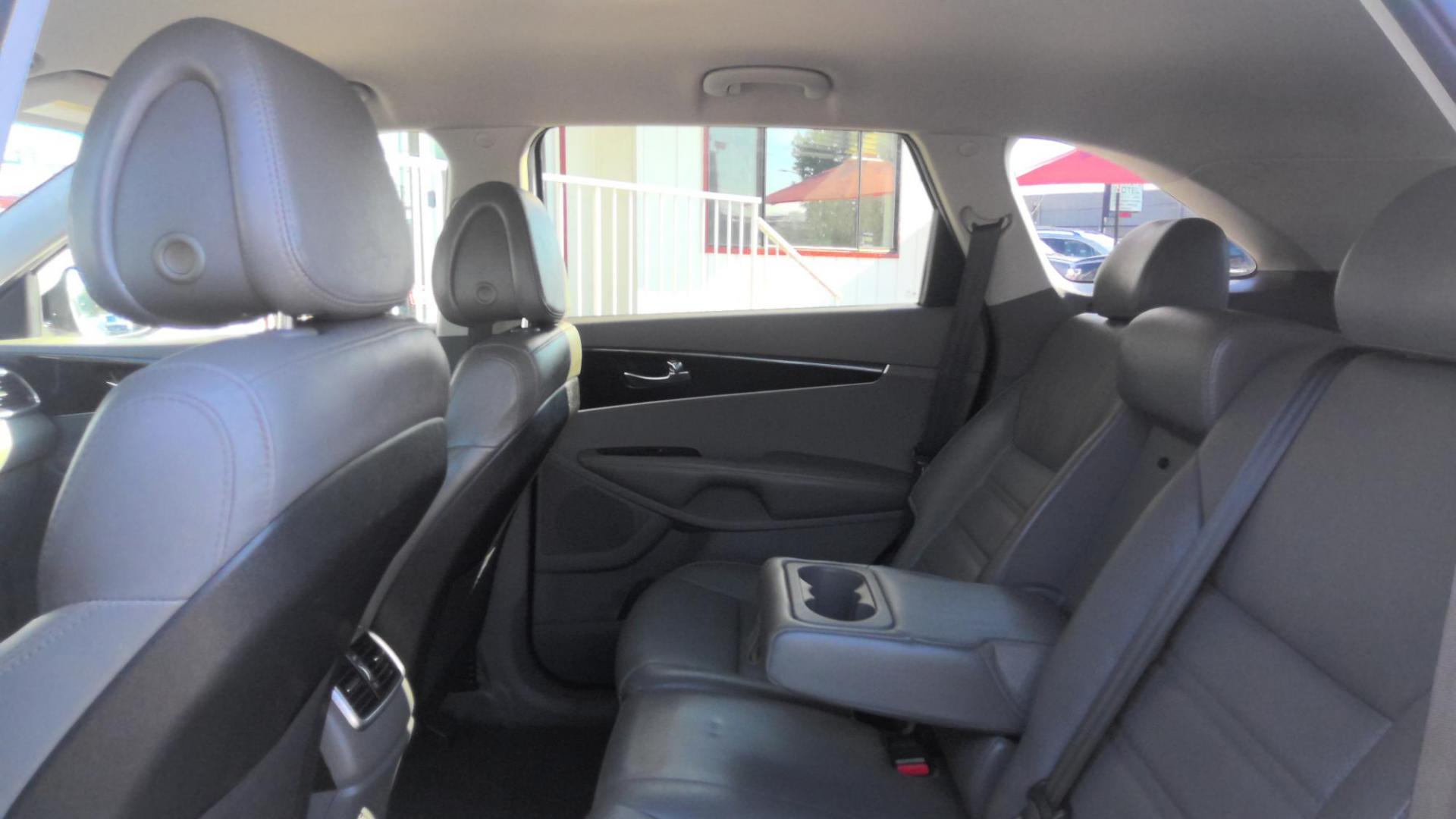 2016 WHITE Kia Sorento EX V6 2WD (5XYPH4A58GG) with an 3.3L V6 DOHC 24V engine, 6-Speed Automatic transmission, located at 502 S. Riverside Avenue, Medford, OR, 97501, (541) 773-3136, 42.322803, -122.867477 - Photo#10