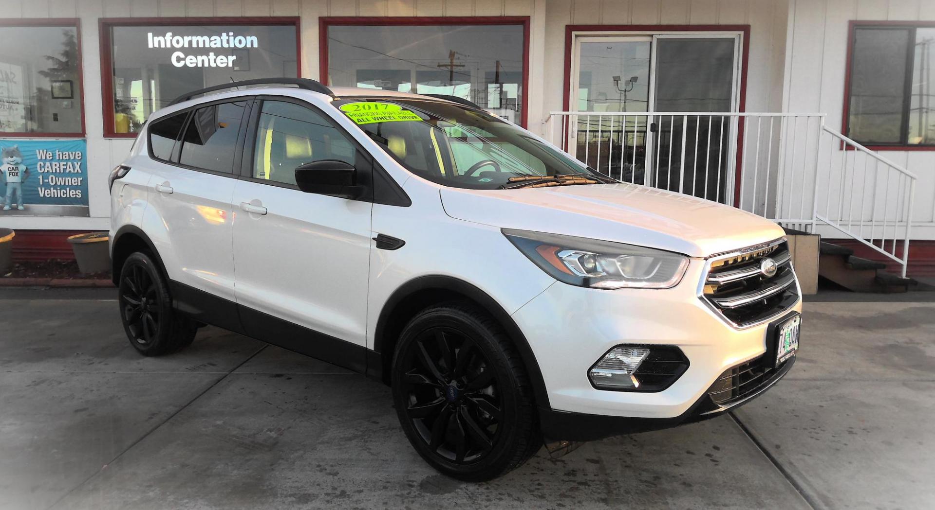 2017 WHITE Ford Escape SE 4WD (1FMCU9G90HU) with an 2.0L L4 DOHC 16V engine, 6A transmission, located at 502 S. Riverside Avenue, Medford, OR, 97501, (541) 773-3136, 42.322803, -122.867477 - Photo#1