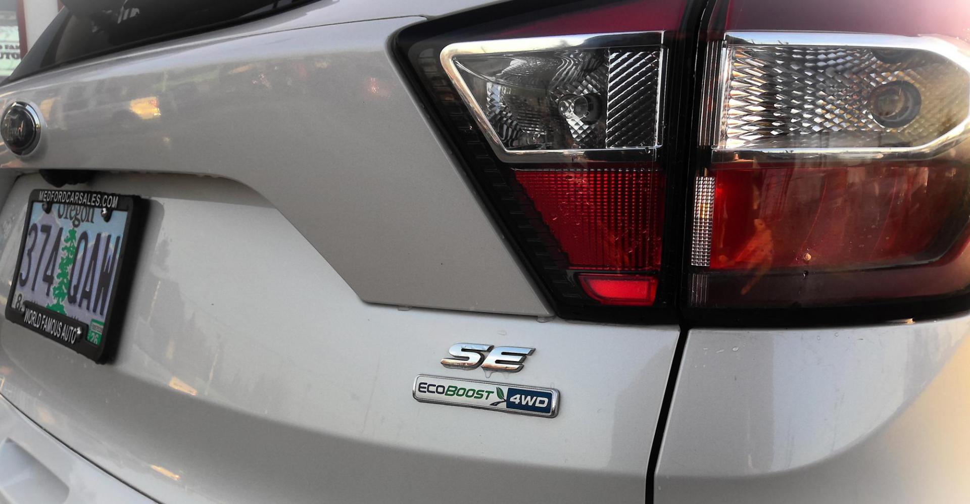 2017 WHITE Ford Escape SE 4WD (1FMCU9G90HU) with an 2.0L L4 DOHC 16V engine, 6A transmission, located at 502 S. Riverside Avenue, Medford, OR, 97501, (541) 773-3136, 42.322803, -122.867477 - Photo#3