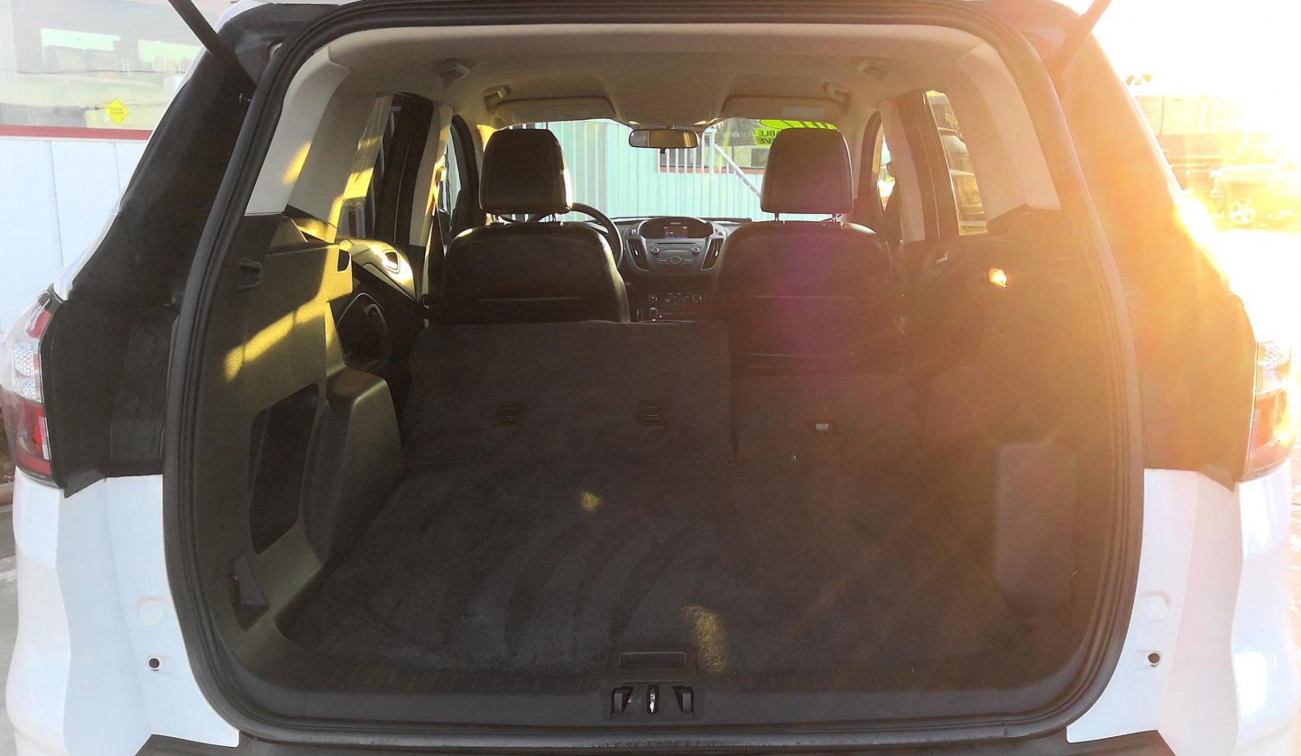 2017 WHITE Ford Escape SE 4WD (1FMCU9G90HU) with an 2.0L L4 DOHC 16V engine, 6A transmission, located at 502 S. Riverside Avenue, Medford, OR, 97501, (541) 773-3136, 42.322803, -122.867477 - Photo#6