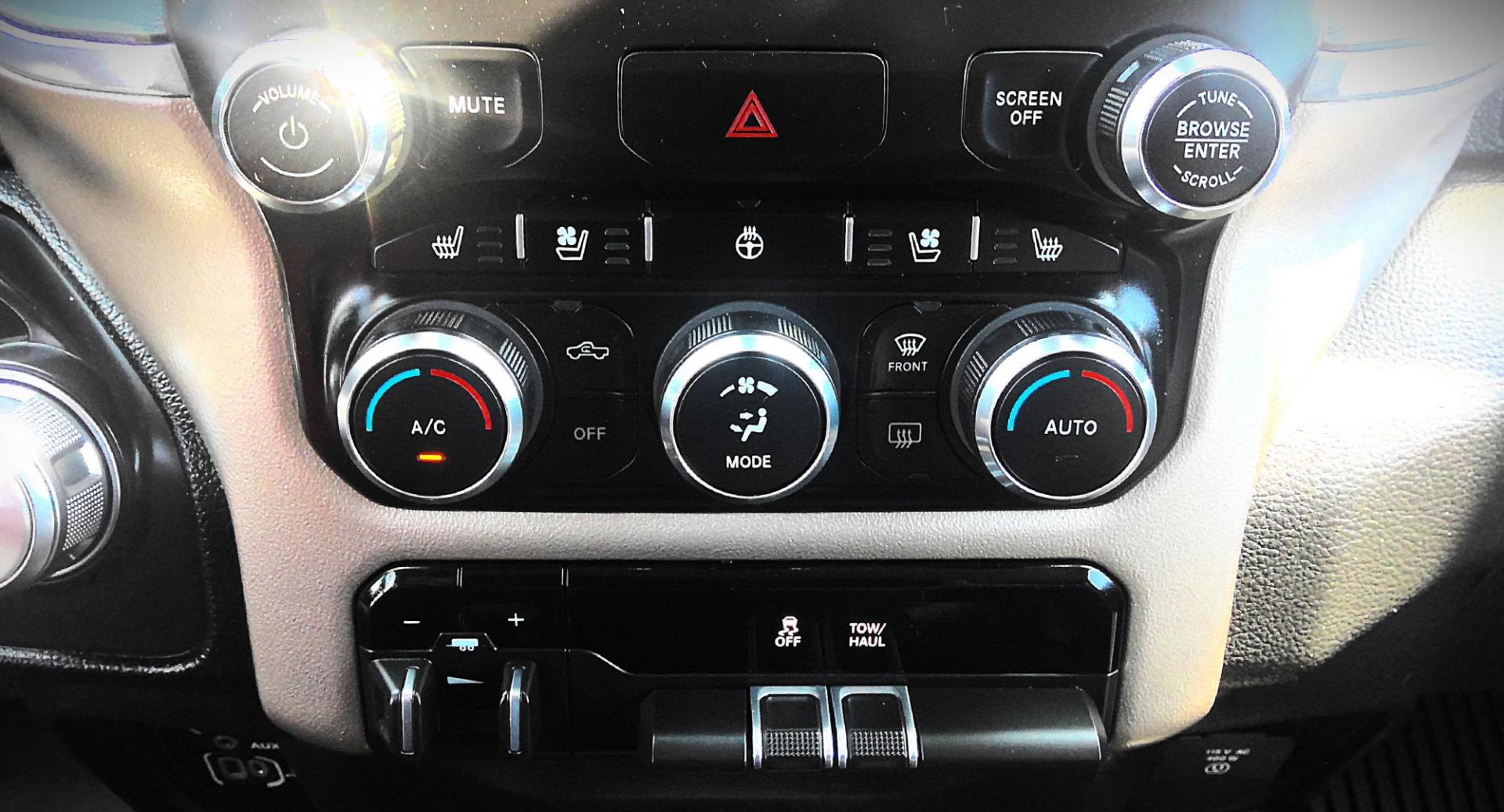 2021 WHITE RAM 1500 Laramie Crew Cab SWB 4WD (1C6SRFJT6MN) with an 5.7L V8 OHV 16V engine, 8A transmission, located at 502 S. Riverside Avenue, Medford, OR, 97501, (541) 773-3136, 42.322803, -122.867477 - Photo#17