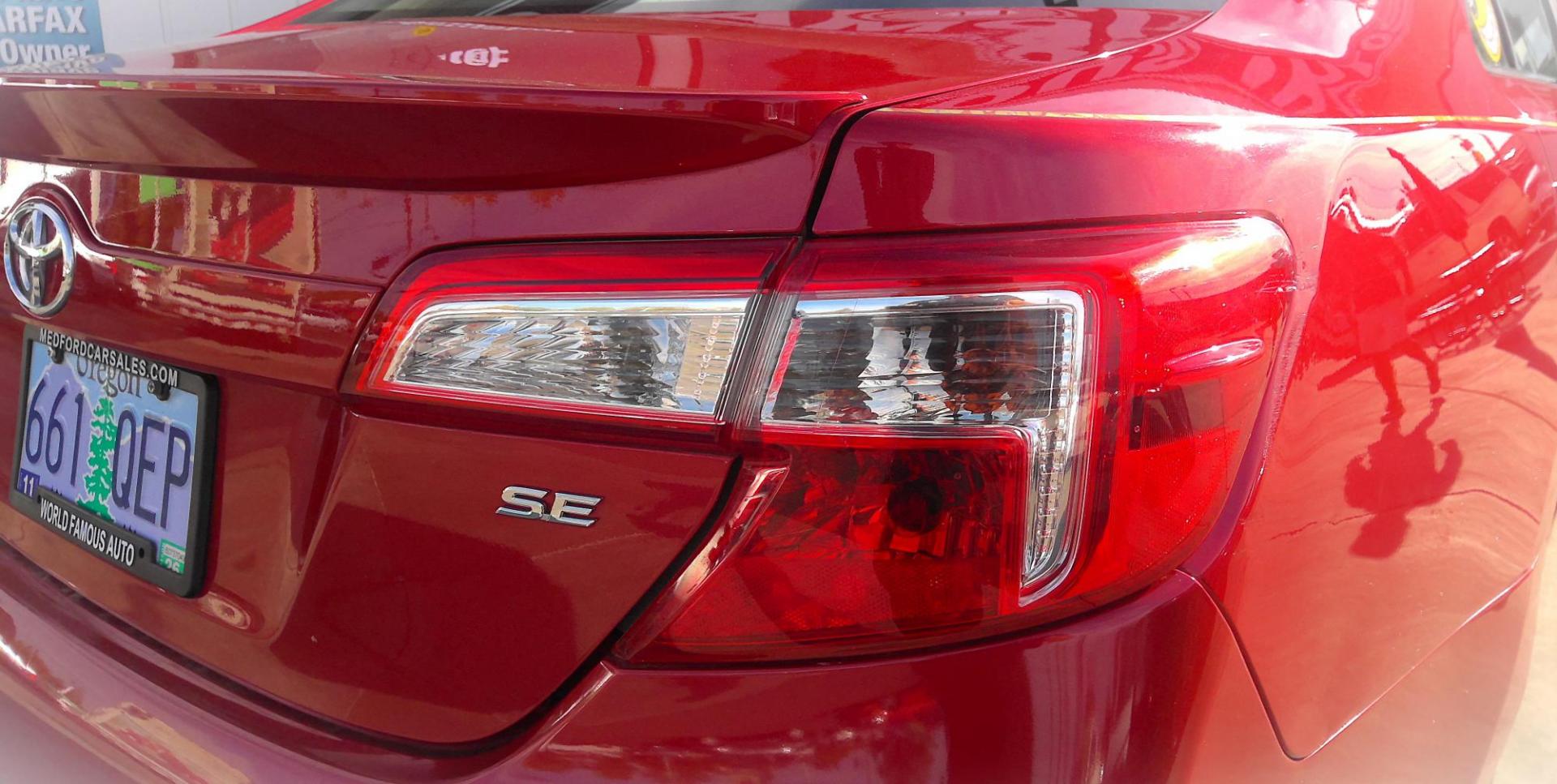 2012 RED Toyota Camry SE (4T1BF1FK3CU) with an 2.5L L4 DOHC 16V engine, 6-Speed Automatic transmission, located at 502 S. Riverside Avenue, Medford, OR, 97501, (541) 773-3136, 42.322803, -122.867477 - Photo#3