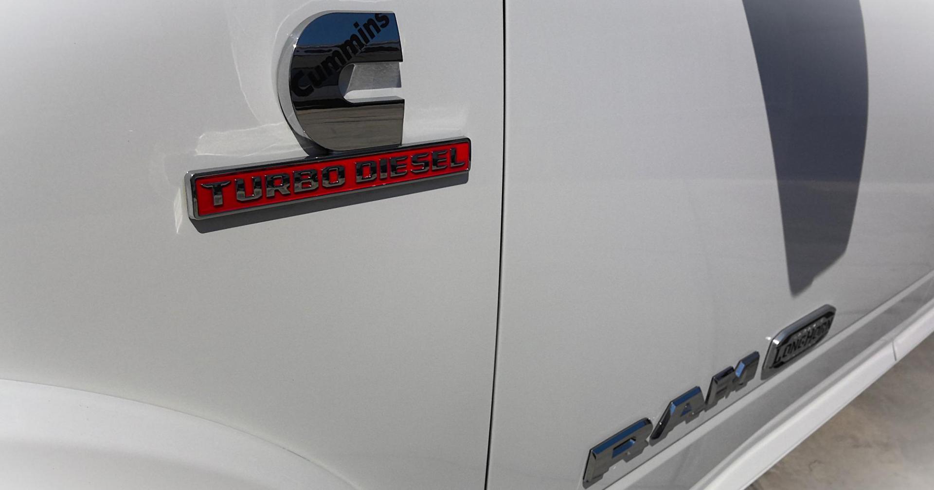 2019 WHITE RAM 3500 Longhorn Crew Cab LWB 4WD (3C63R3KL7KG) with an 6.7L L6 OHV 24V TURBO DIESEL engine, 6A transmission, located at 502 S. Riverside Avenue, Medford, OR, 97501, (541) 773-3136, 42.322803, -122.867477 - Photo#4