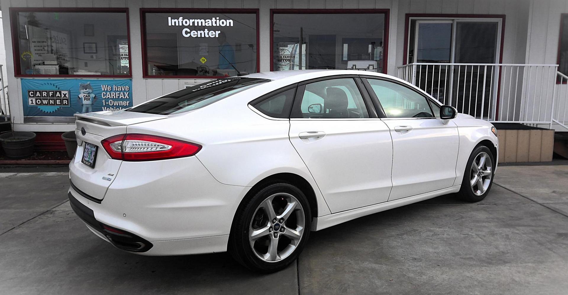 2016 WHITE Ford Fusion SE AWD (3FA6P0T94GR) with an 2.0L L4 DOHC 16V engine, 6A transmission, located at 502 S. Riverside Avenue, Medford, OR, 97501, (541) 773-3136, 42.322803, -122.867477 - Photo#3